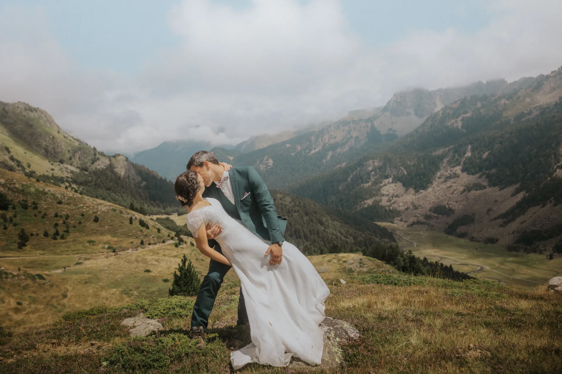 Couple de mariés s’embrassant aux Lacs d’Ayous, séance Day After en montagne dans les Pyrénées-Atlantiques