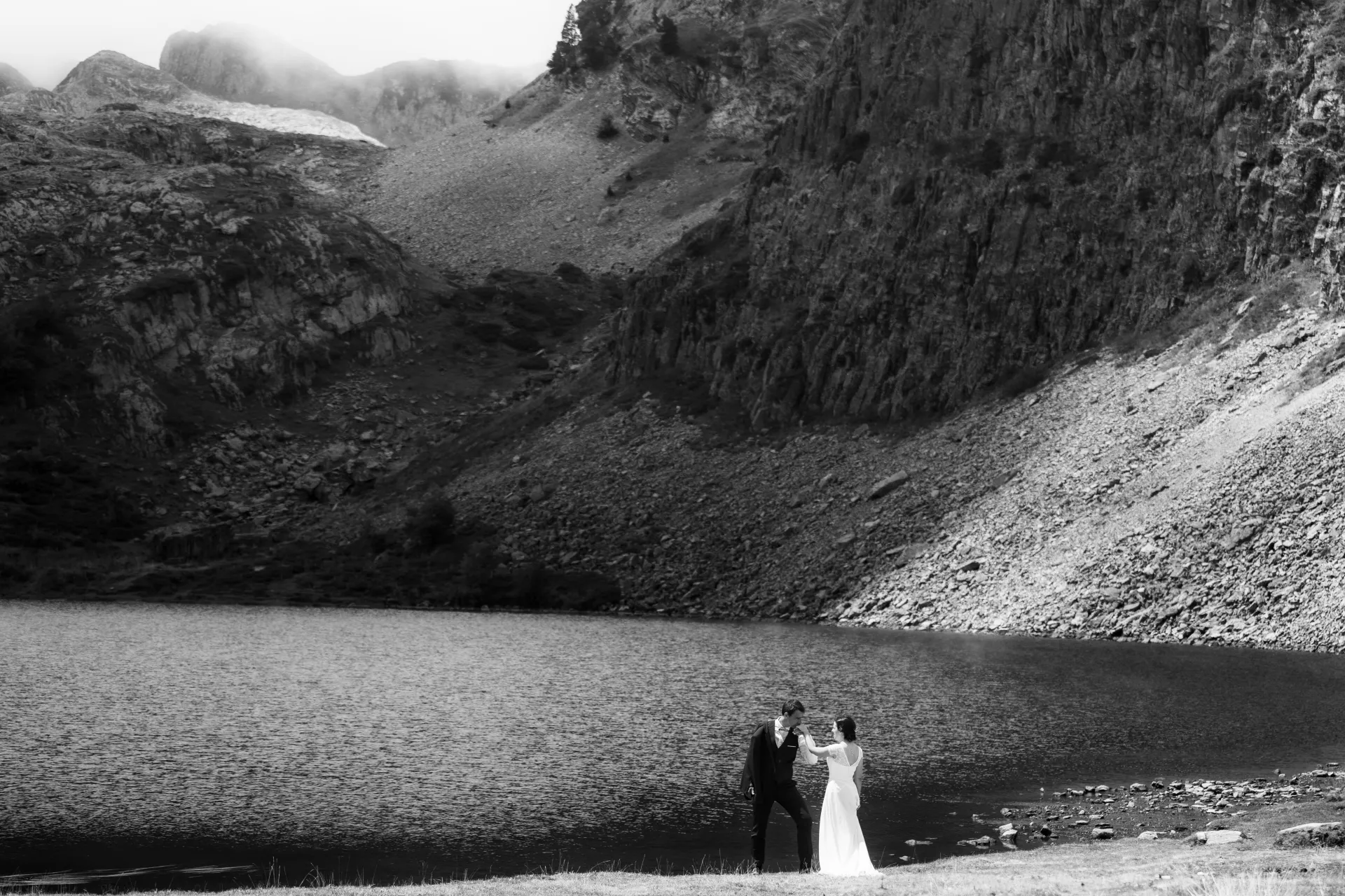 Couple de mariés au bord d’un lac aux Lacs d’Ayous, séance day after en montagne dans les Pyrénées-Atlantiques