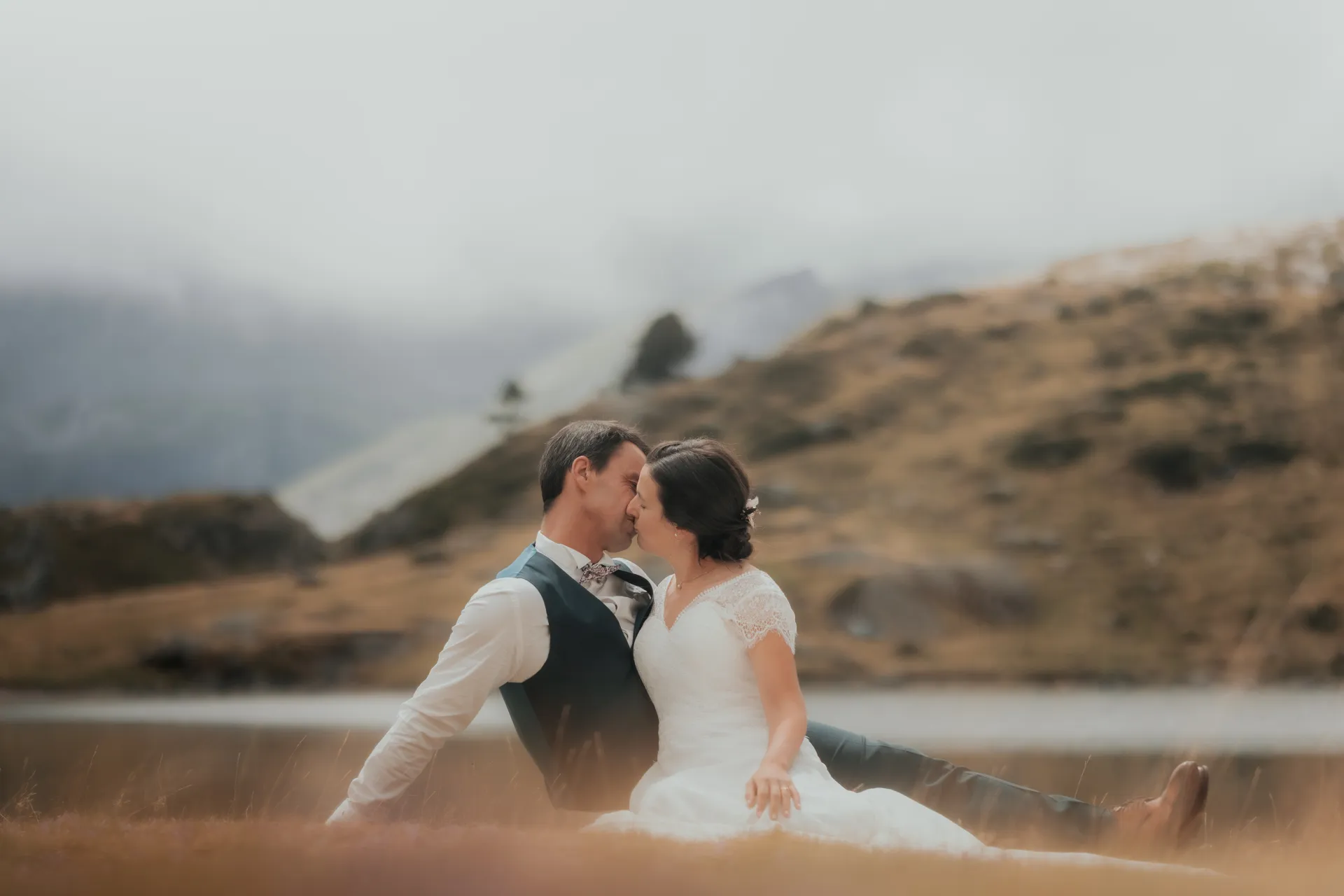Couple de mariés s’embrassant aux Lacs d’Ayous, séance Day After en montagne dans les Pyrénées-Atlantiques