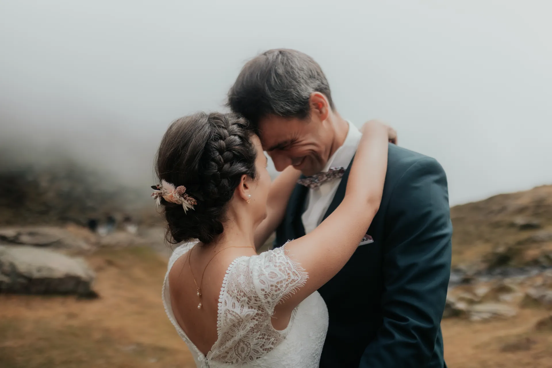 Couple de mariés enlacé en séance Day After aux lacs d’Ayous, en montagne dans les Pyrénées-Atlantiques
