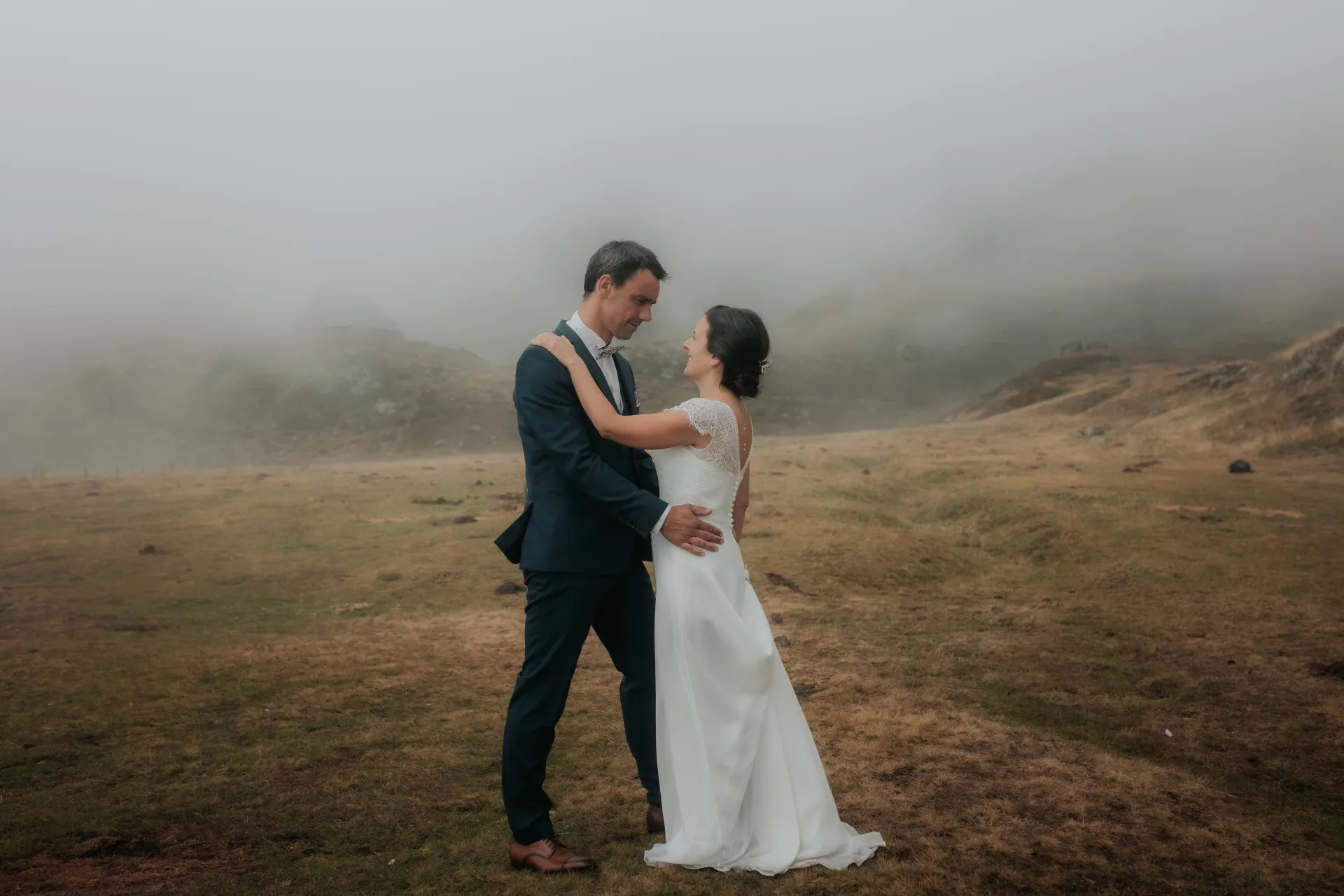 Couple de mariés enlacé en séance Day After aux Lacs d’Ayous, dans la brume des Pyrénées-Atlantiques