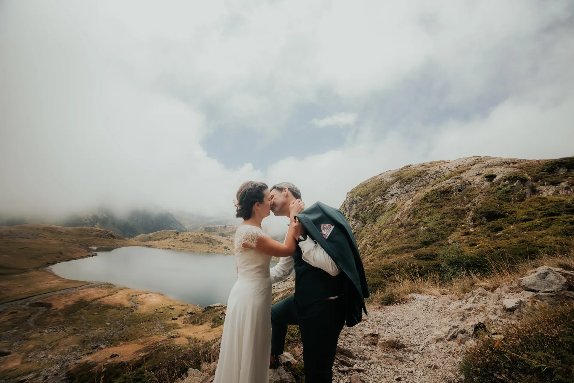 Couple de mariés s’embrassant aux Lacs d’Ayous lors d’une séance day after en montagne dans les Pyrénées-Atlantiques