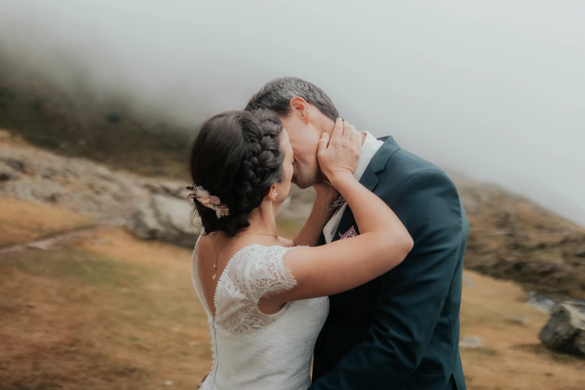 Couple de mariés s’embrassant lors d’une séance Day After aux Lacs d’Ayous, en montagne dans les Pyrénées-Atlantiques
