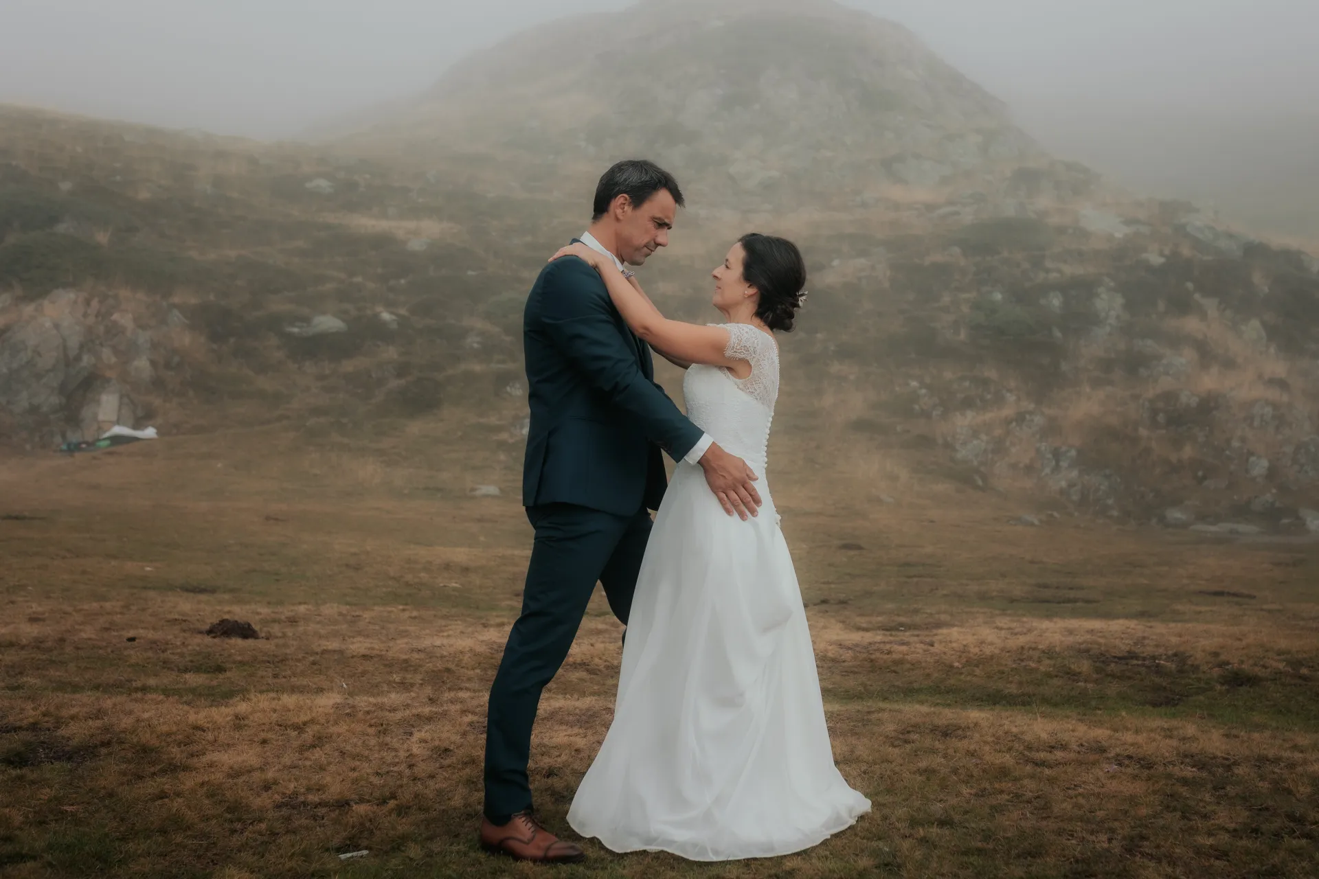 Couple de mariés enlacés en séance Day After aux Lacs d’Ayous, en montagne dans les Pyrénées-Atlantiques