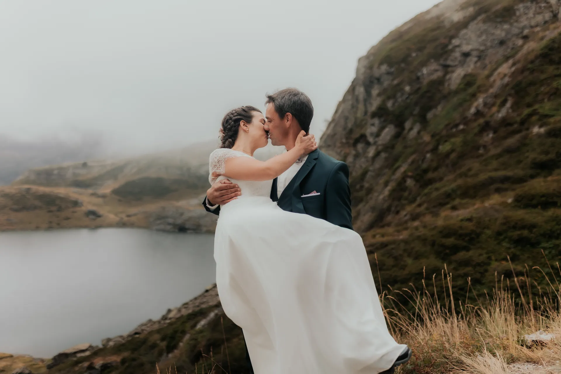 Couple de mariés s’embrassant aux lacs d’Ayous lors d’une séance day after en montagne dans les Pyrénées-Atlantiques