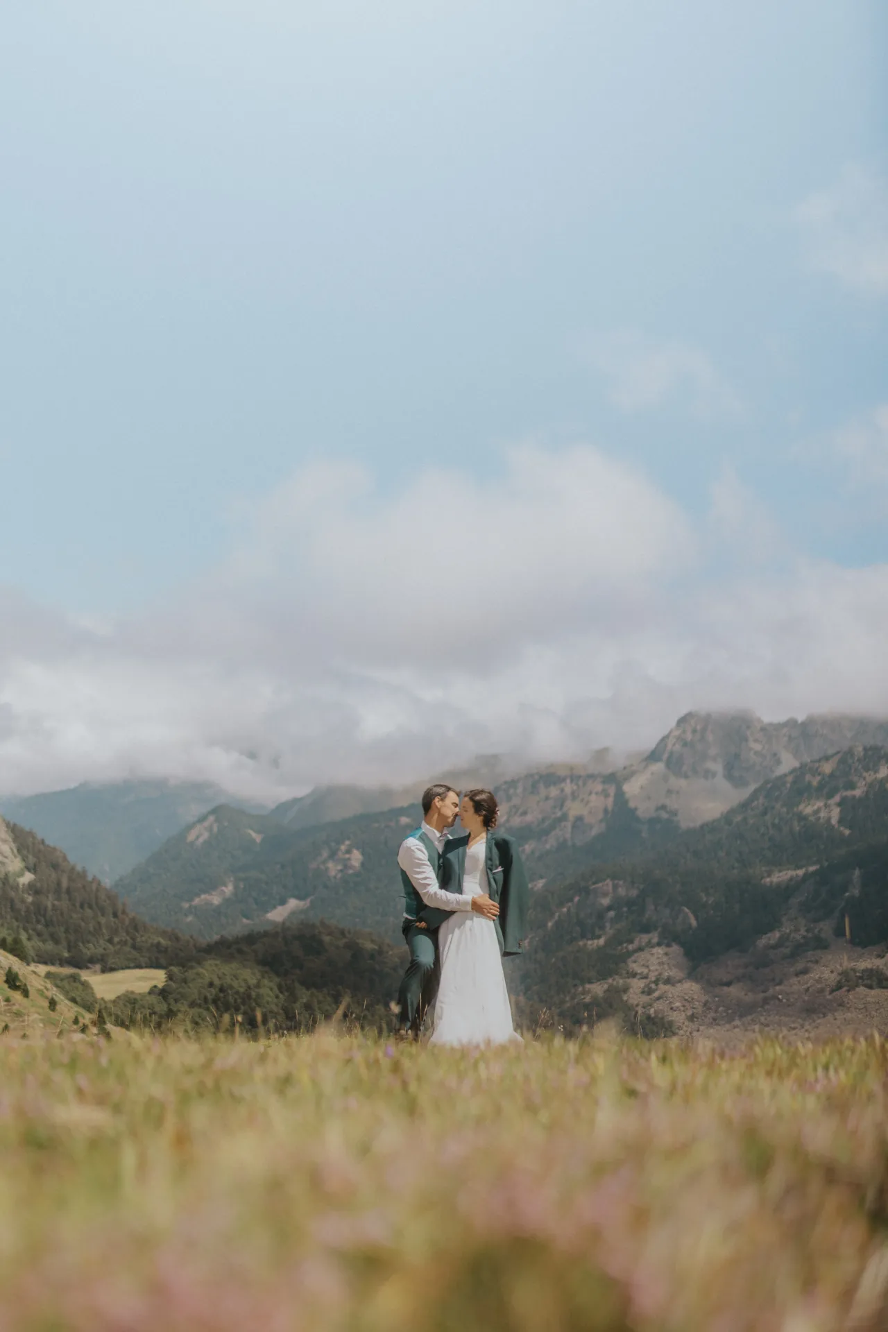Couple en tenue de mariage enlacé en montagne aux Lacs d’Ayous, séance Day After dans les Pyrénées-Atlantiques