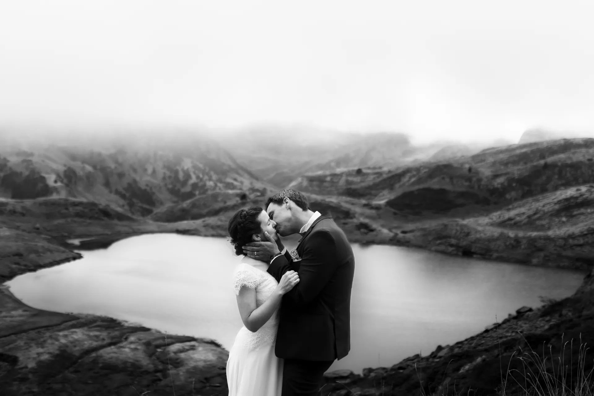 Couple de mariés s’embrassant aux lacs d’Ayous, séance day after en montagne dans les Pyrénées-Atlantiques