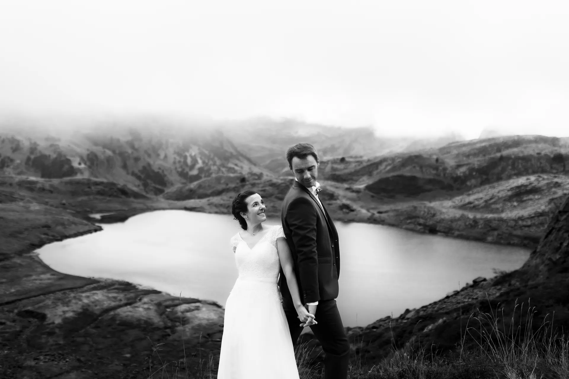Couple de mariés aux lacs d’Ayous lors d’une séance Day After en montagne dans les Pyrénées-Atlantiques