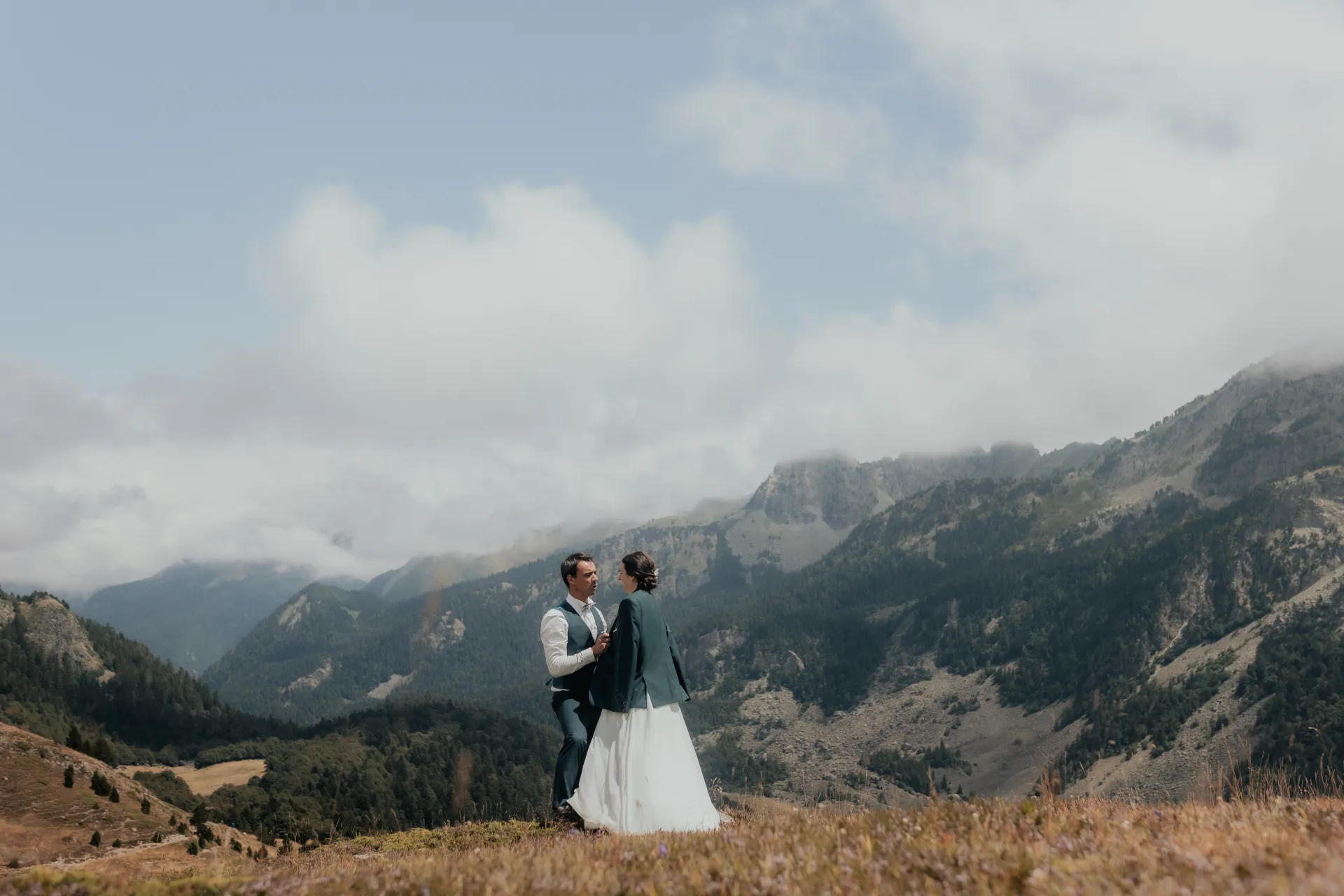 Couple de mariés en séance Day After aux Lacs d’Ayous, face aux montagnes des Pyrénées-Atlantiques