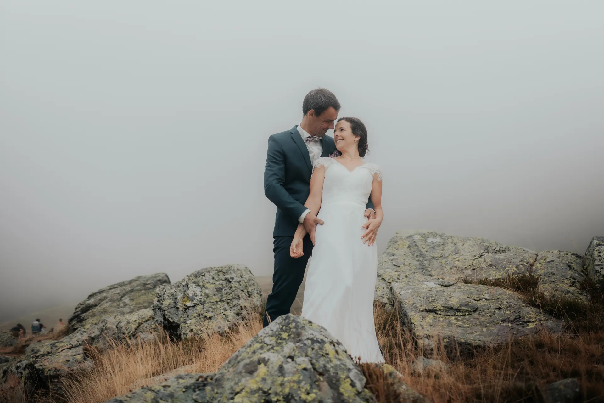 Couple de mariés enlacé en séance Day After aux Lacs d’Ayous, au cœur des montagnes des Pyrénées-Atlantiques