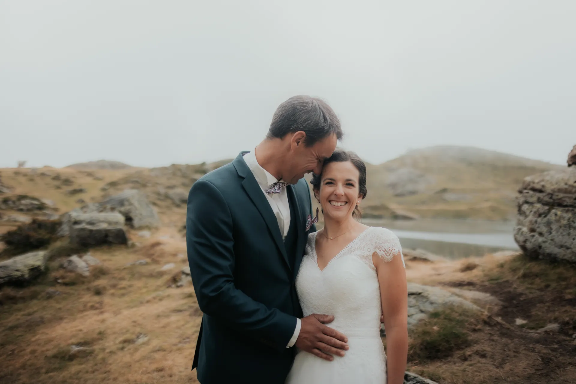 Couple de mariés souriant aux Lacs d’Ayous lors d’une séance day after en montagne dans les Pyrénées-Atlantiques