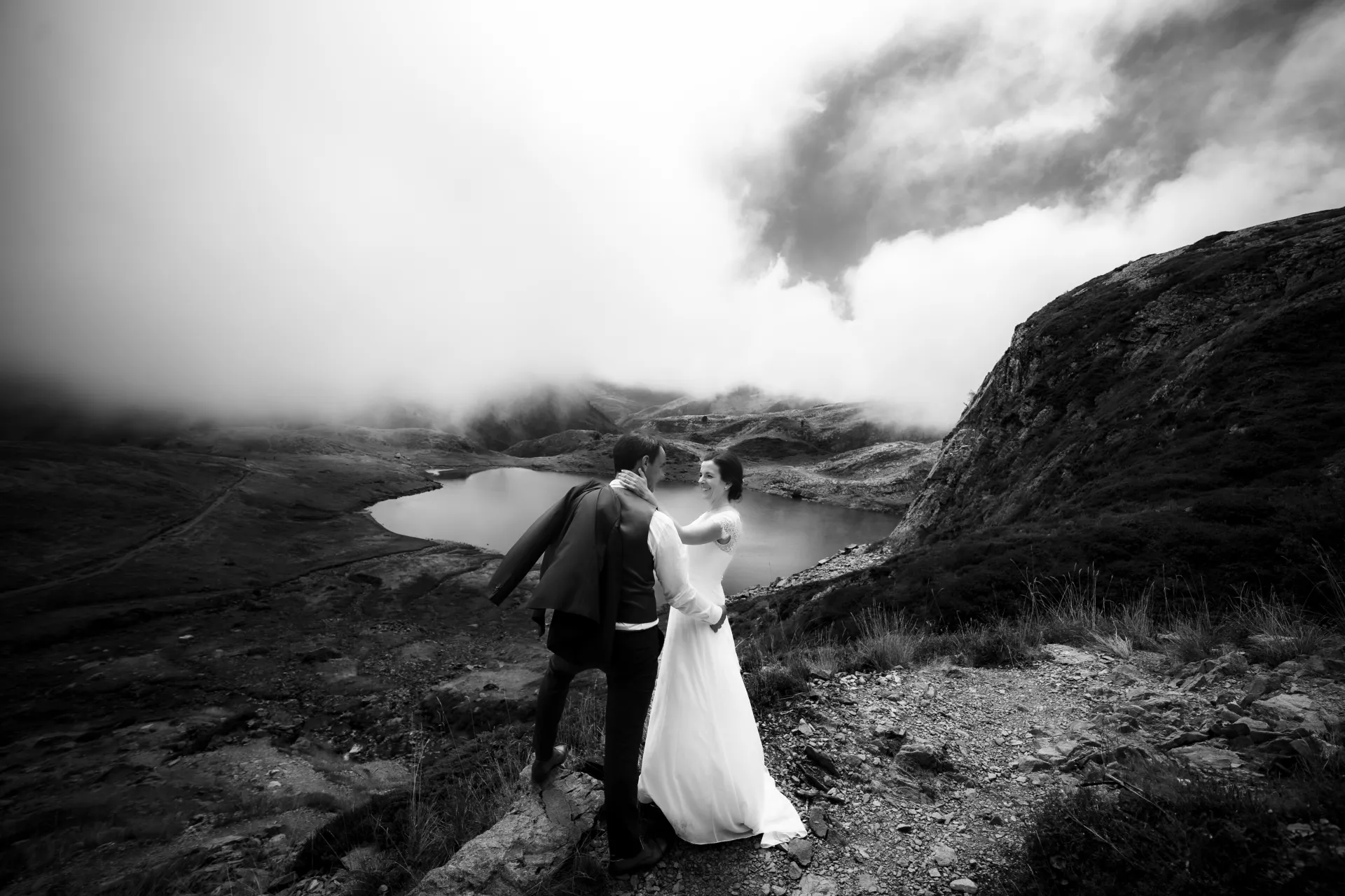 Couple de mariés aux lacs d’Ayous lors d’une séance Day After en montagne dans les Pyrénées-Atlantiques