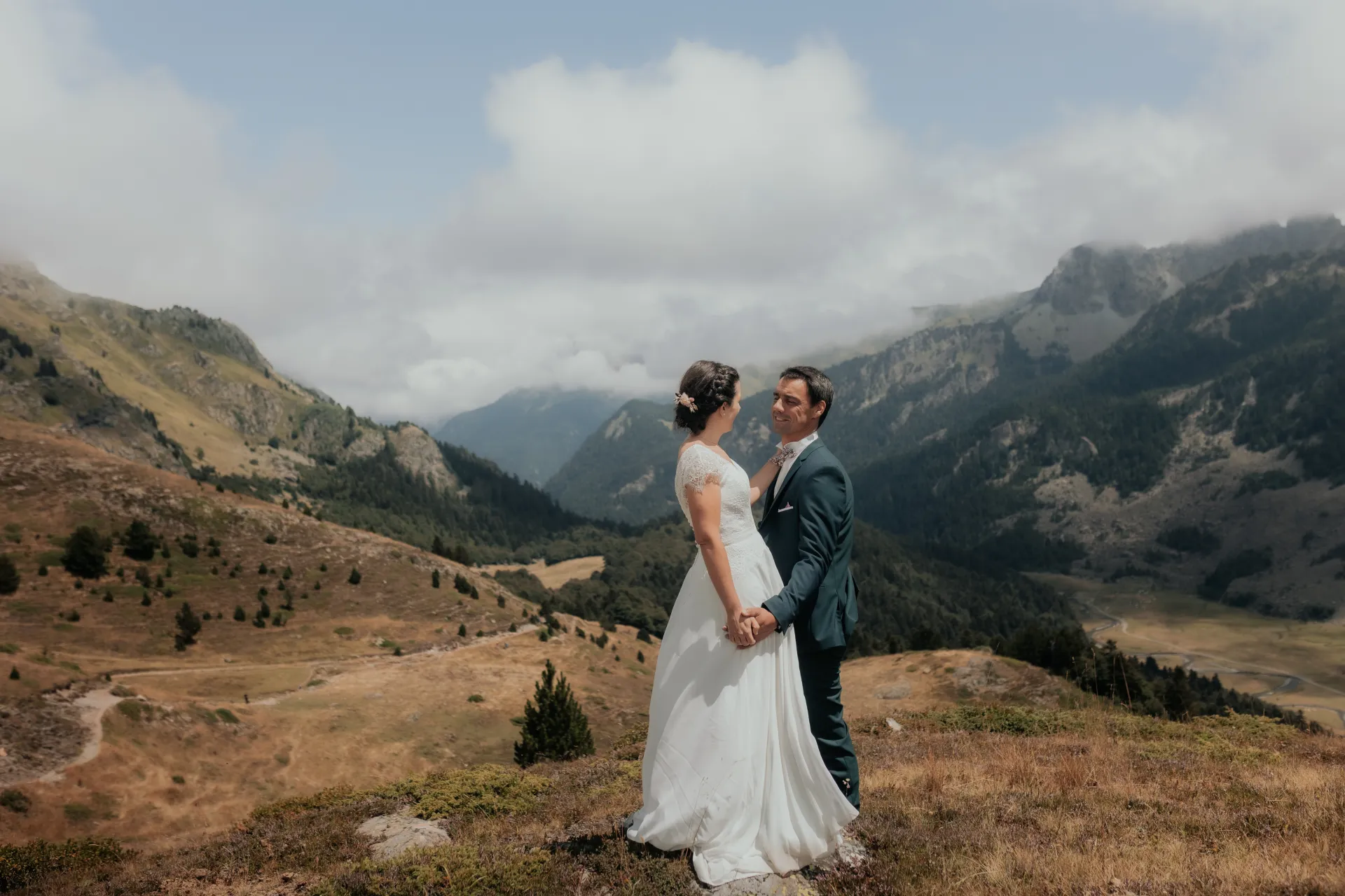 Couple de mariés en séance Day After aux Lacs d’Ayous, face aux montagnes des Pyrénées-Atlantiques