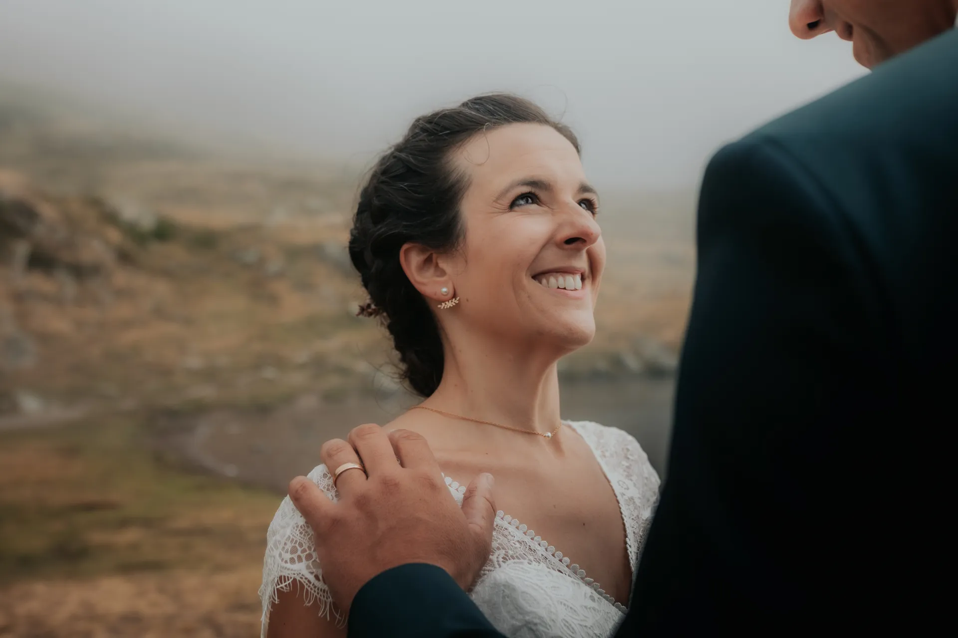 Mariée souriante regardant son époux lors d’une séance Day After aux lacs d’Ayous, en montagne dans les Pyrénées-Atlantiques