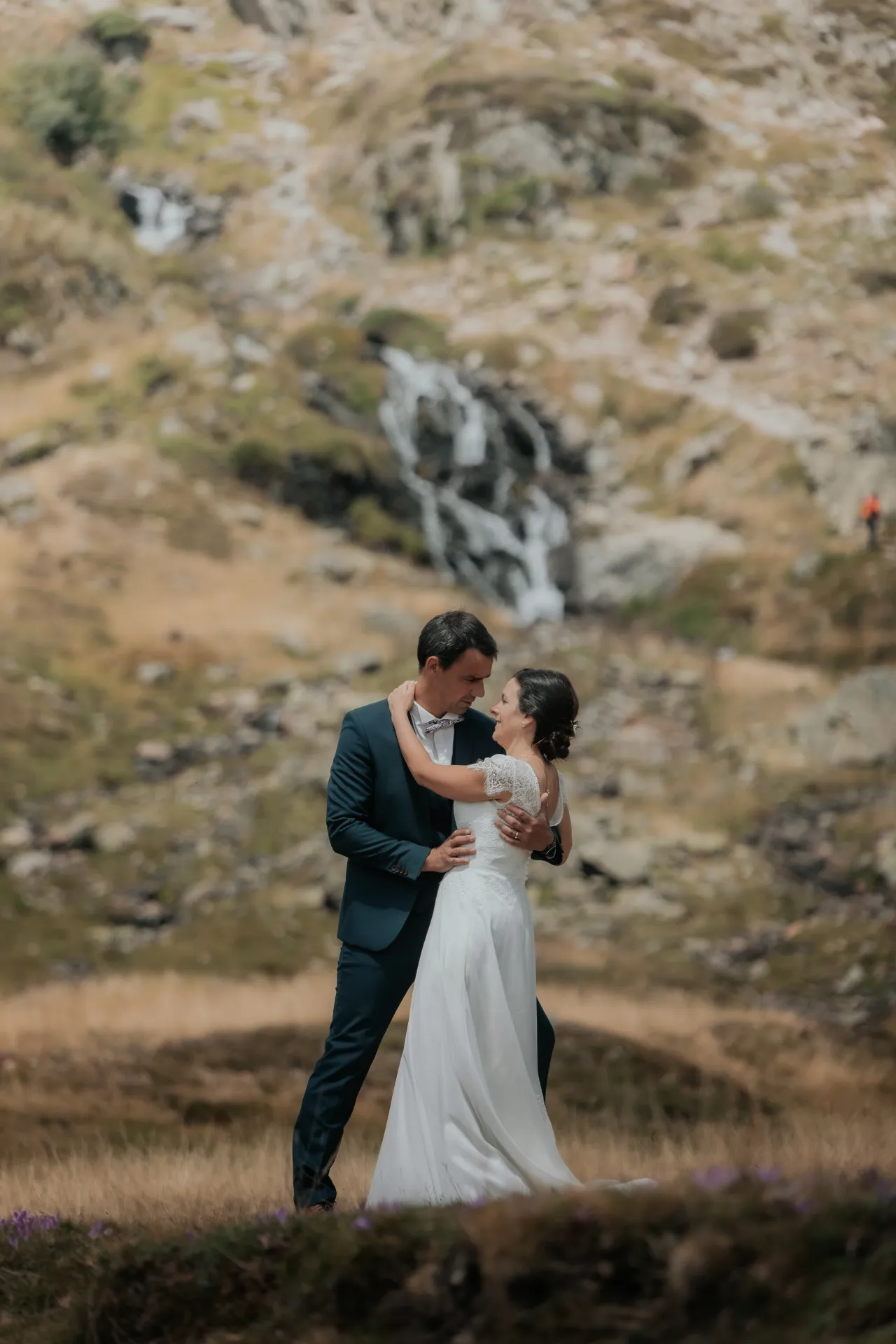 Couple de mariés enlacés aux Lacs d’Ayous, séance Day After en montagne dans les Pyrénées-Atlantiques