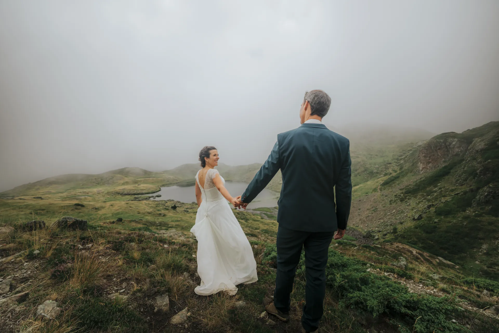 Couple de mariés main dans la main aux lacs d’Ayous, séance Day After en montagne dans les Pyrénées-Atlantiques