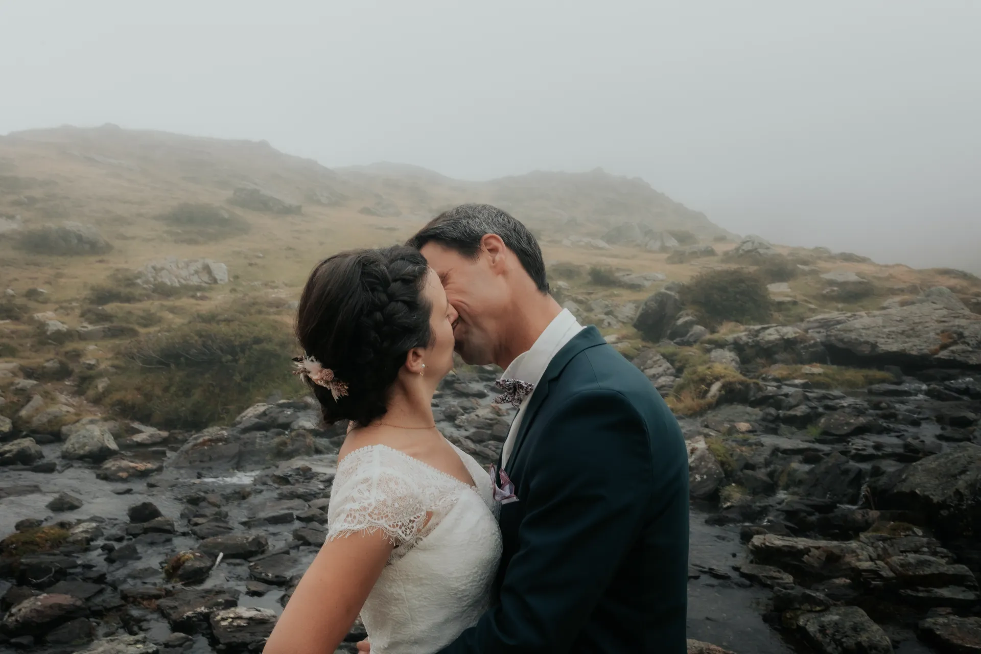 Couple de mariés s’embrassant aux lacs d’Ayous lors d’une séance Day After en montagne dans les Pyrénées-Atlantiques