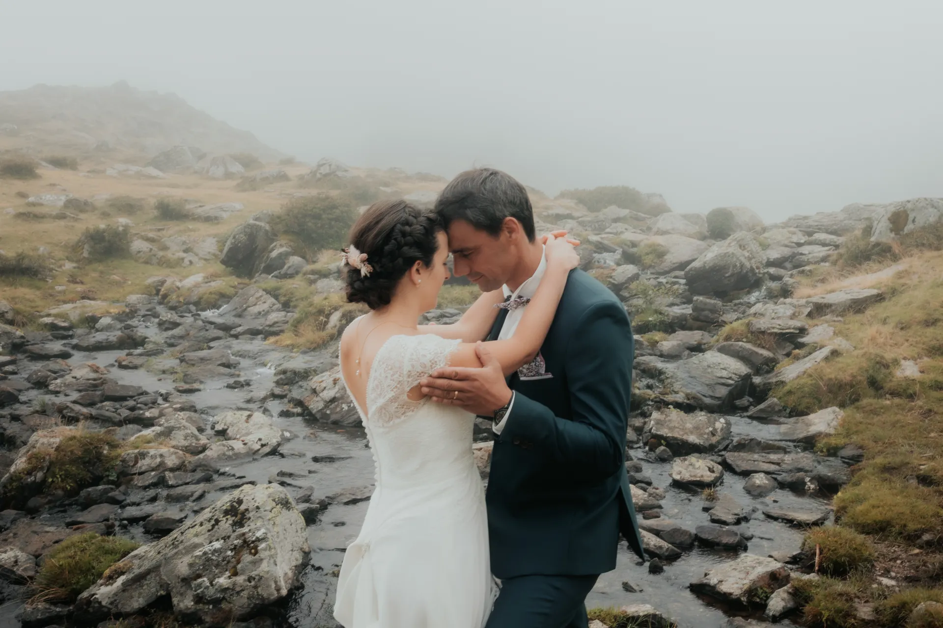 Couple de mariés enlacé en séance Day After aux Lacs d’Ayous, en montagne dans les Pyrénées-Atlantiques