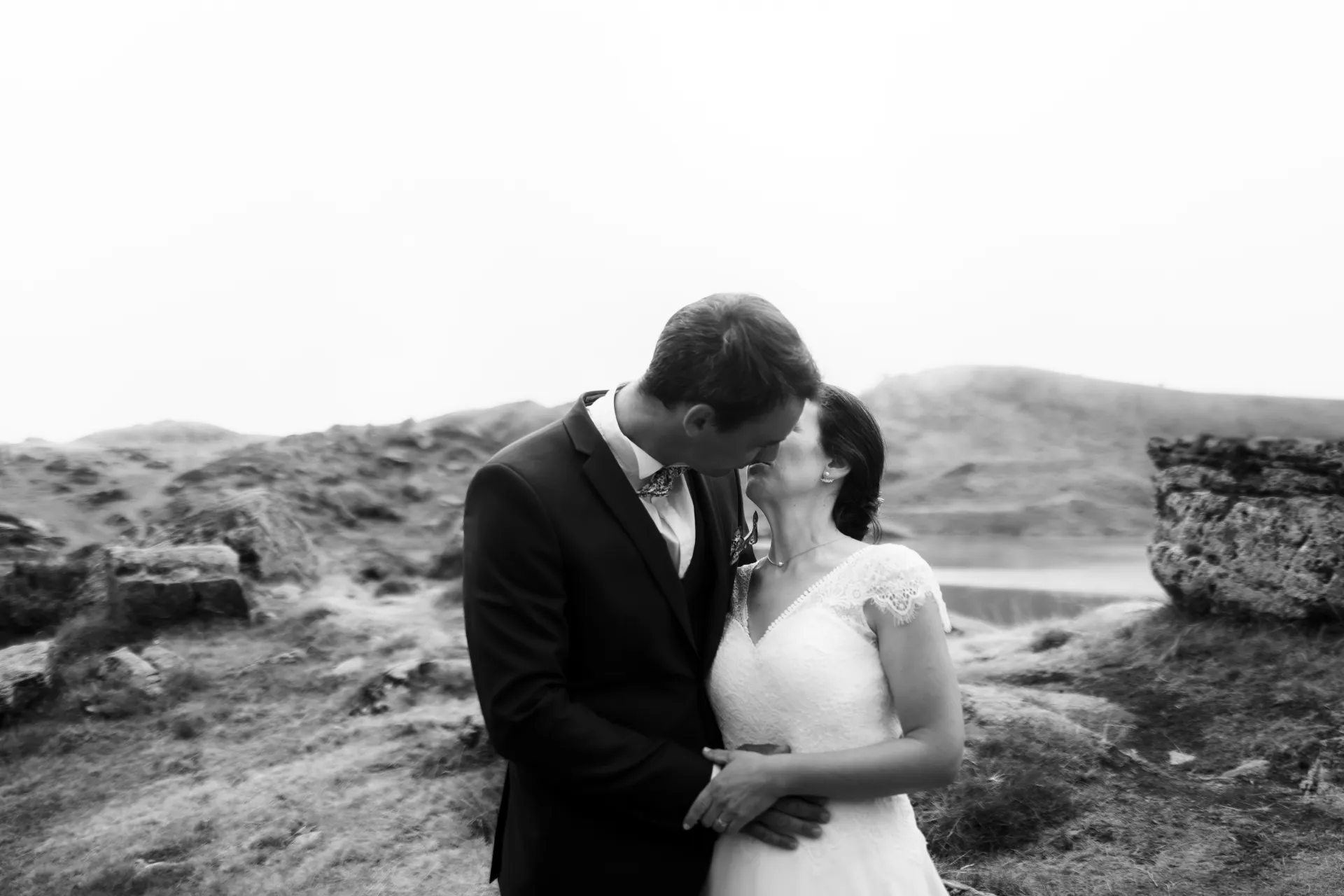 Couple de mariés s’embrassant aux Lacs d’Ayous, séance Day After en montagne dans les Pyrénées-Atlantiques