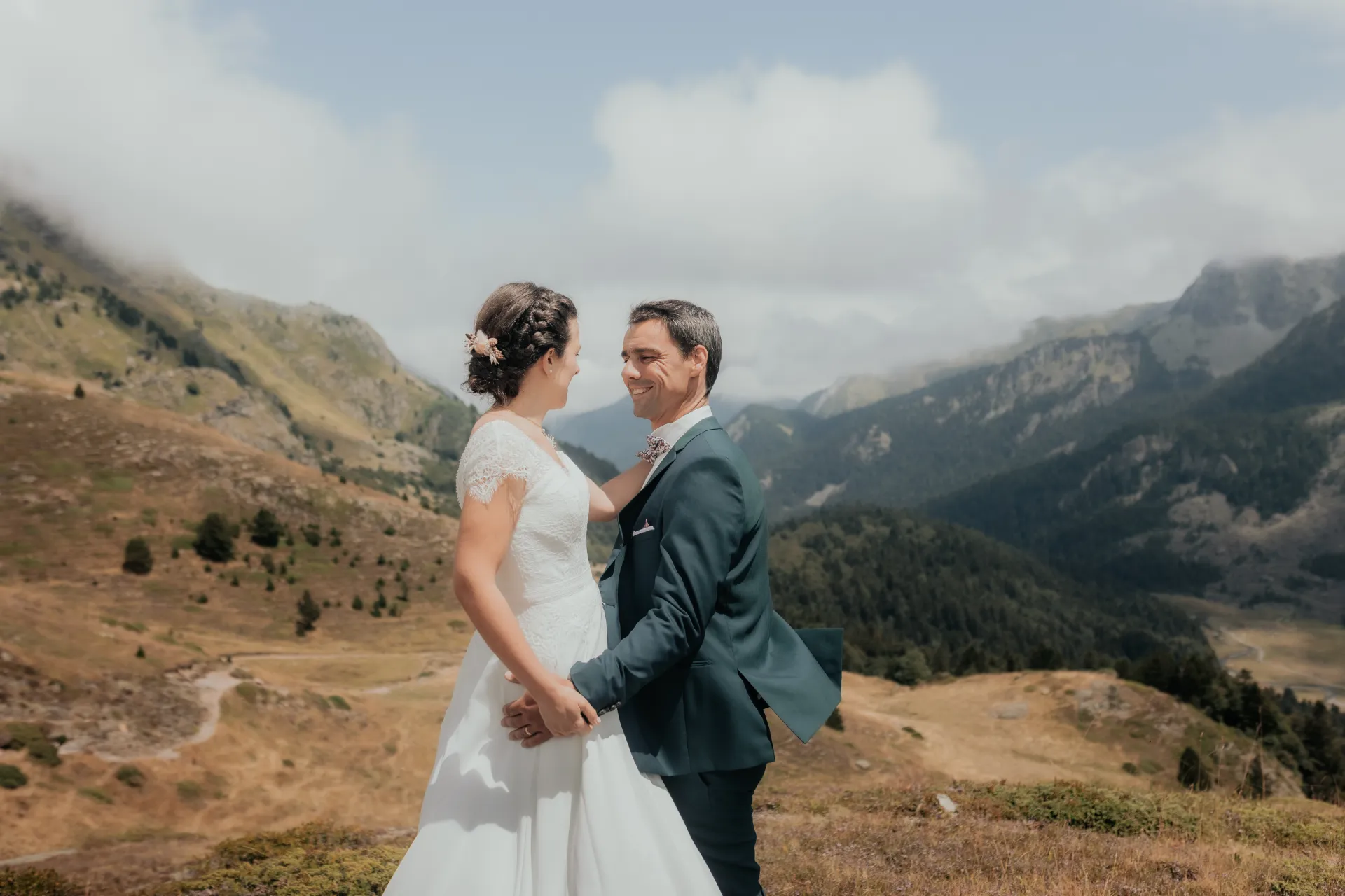 Couple de mariés aux Lacs d’Ayous, séance Day After en montagne dans les Pyrénées-Atlantiques