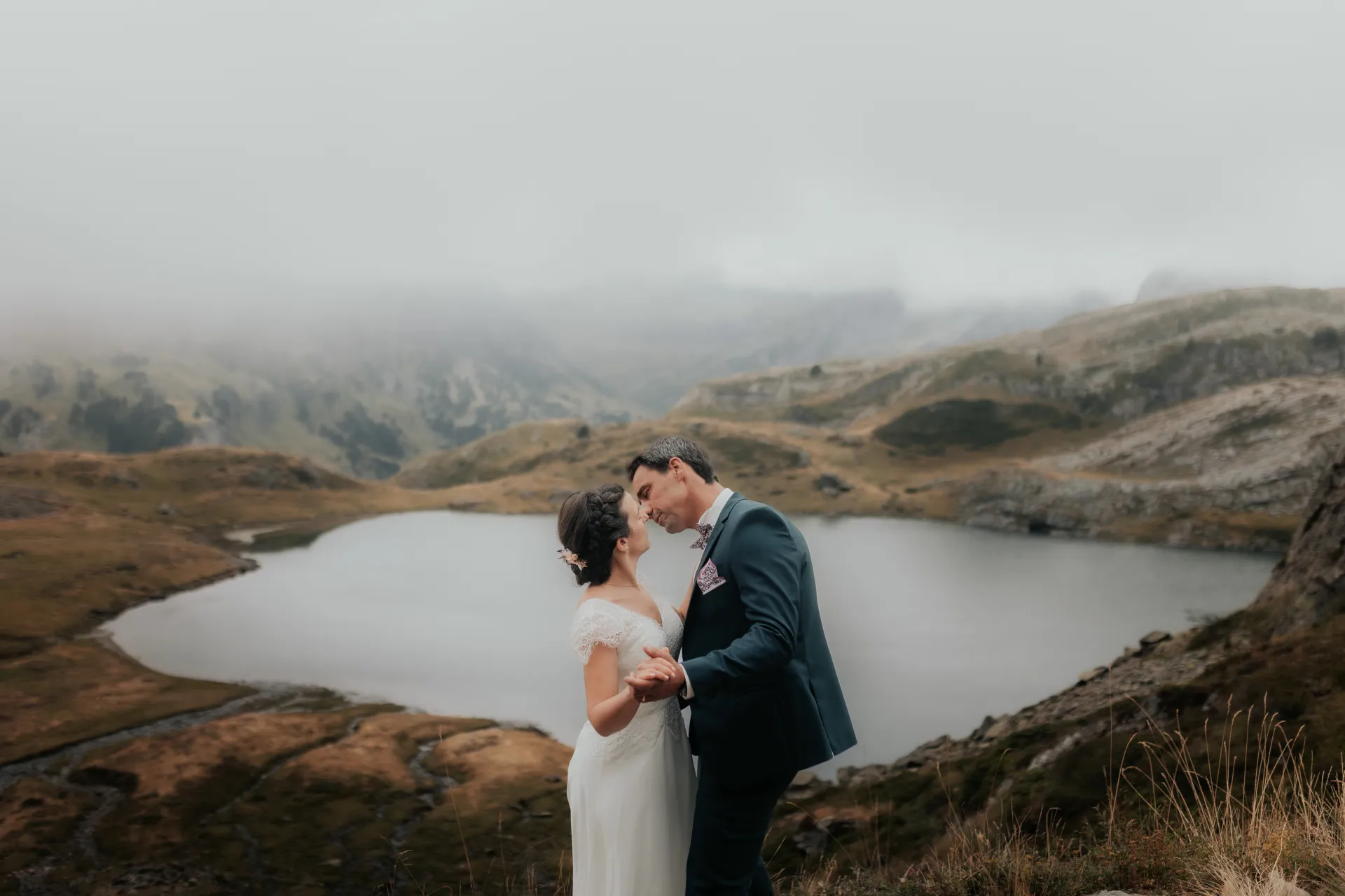 Couple de mariés aux Lacs d’Ayous, séance Day After en montagne dans les Pyrénées-Atlantiques