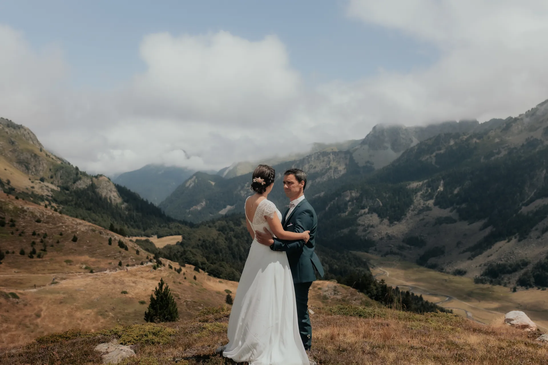 Couple de mariés en séance Day After aux Lacs d’Ayous, face aux montagnes des Pyrénées-Atlantiques