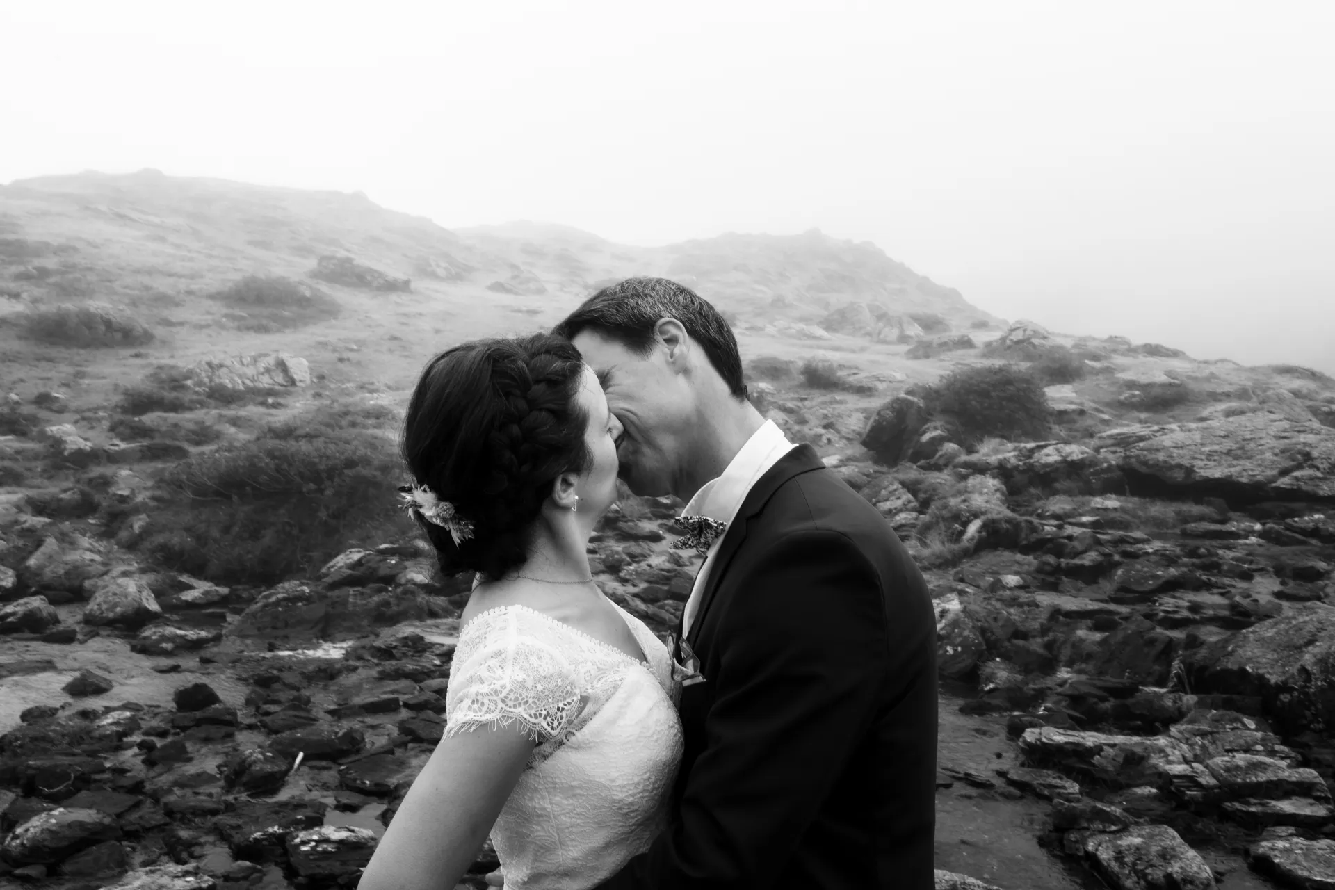 Couple de mariés s’embrassant aux Lacs d’Ayous, séance Day After en montagne dans les Pyrénées-Atlantiques