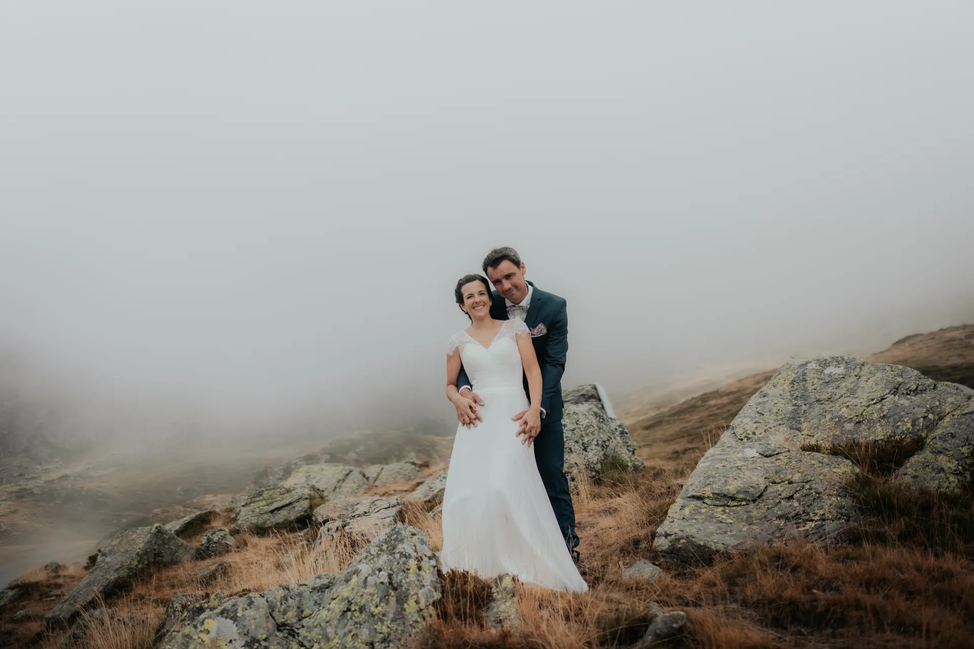 Couple de mariés en séance Day After aux Lacs d’Ayous, en montagne dans les Pyrénées-Atlantiques
