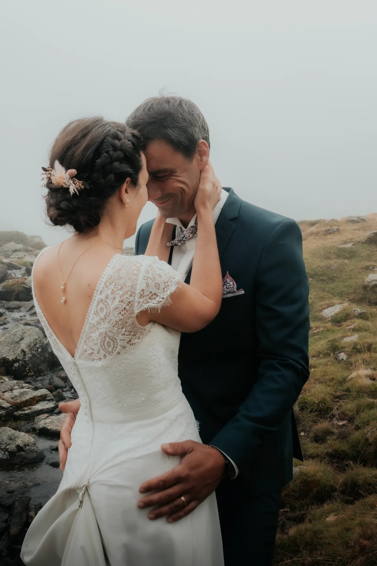 Couple de mariés enlacé aux lacs d’Ayous, séance Day After en montagne dans les Pyrénées-Atlantiques