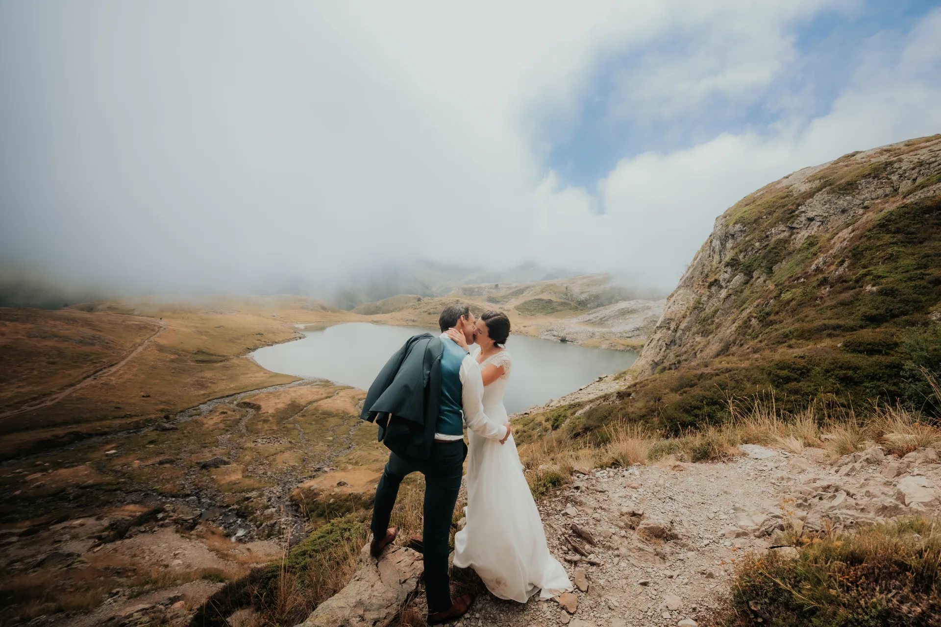 Séance Day After aux Lacs d’Ayous : des photos de couple de mariage en montagne dans les Pyrénées-Atlantiques