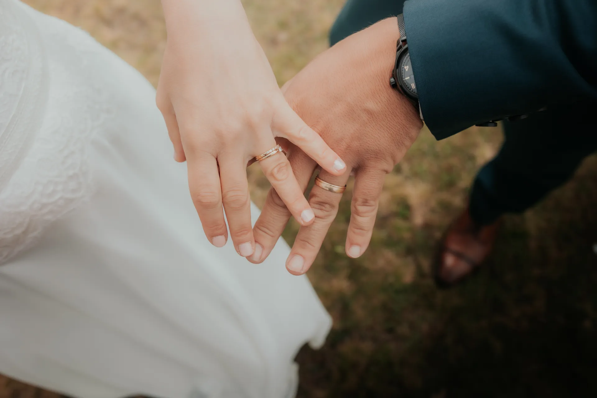 Mains des mariés avec alliances lors d’une séance Day After aux Lacs d’Ayous, photo de couple de mariage en montagne