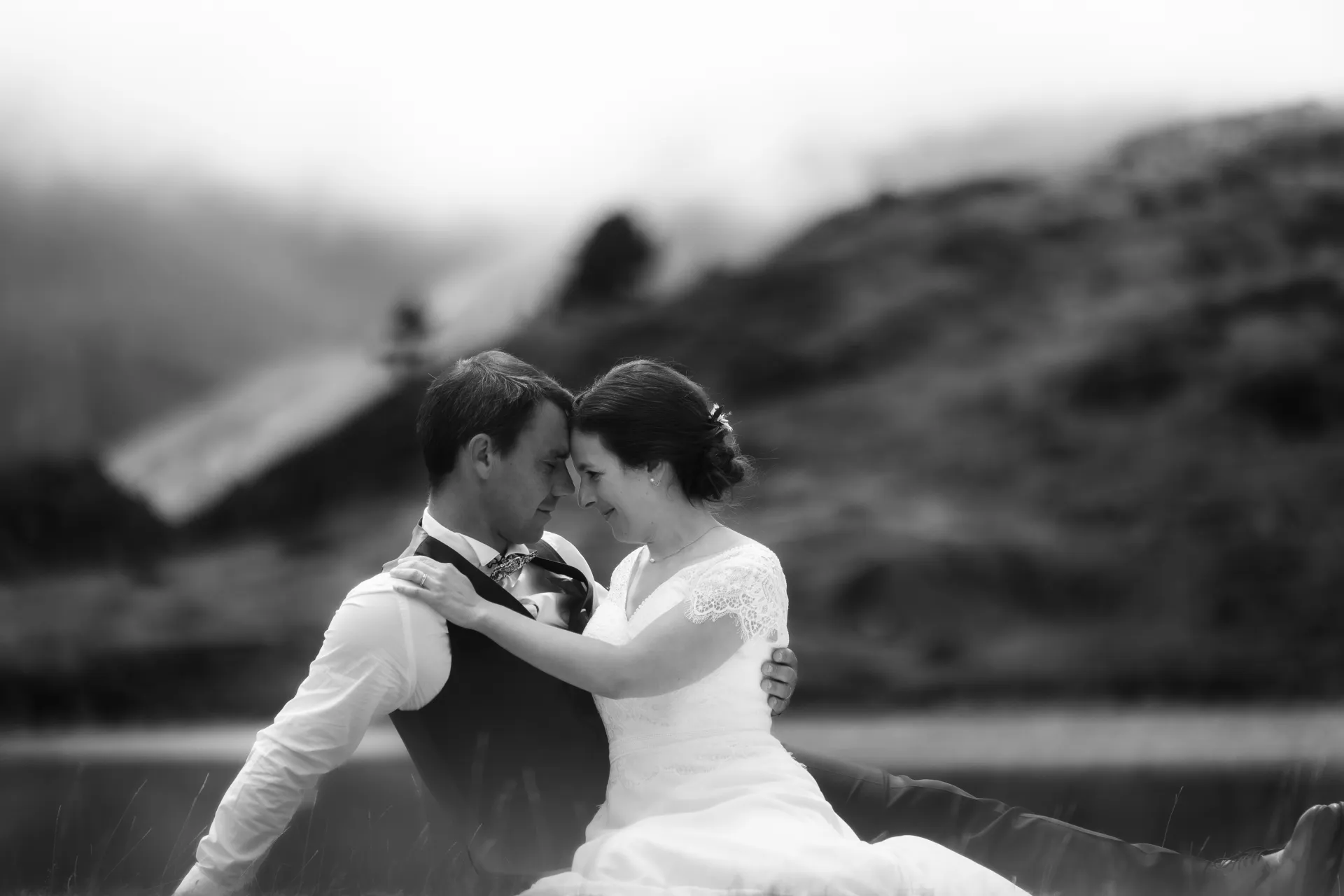 Couple de mariés enlacés aux lacs d’Ayous, séance day after en montagne dans les Pyrénées-Atlantiques