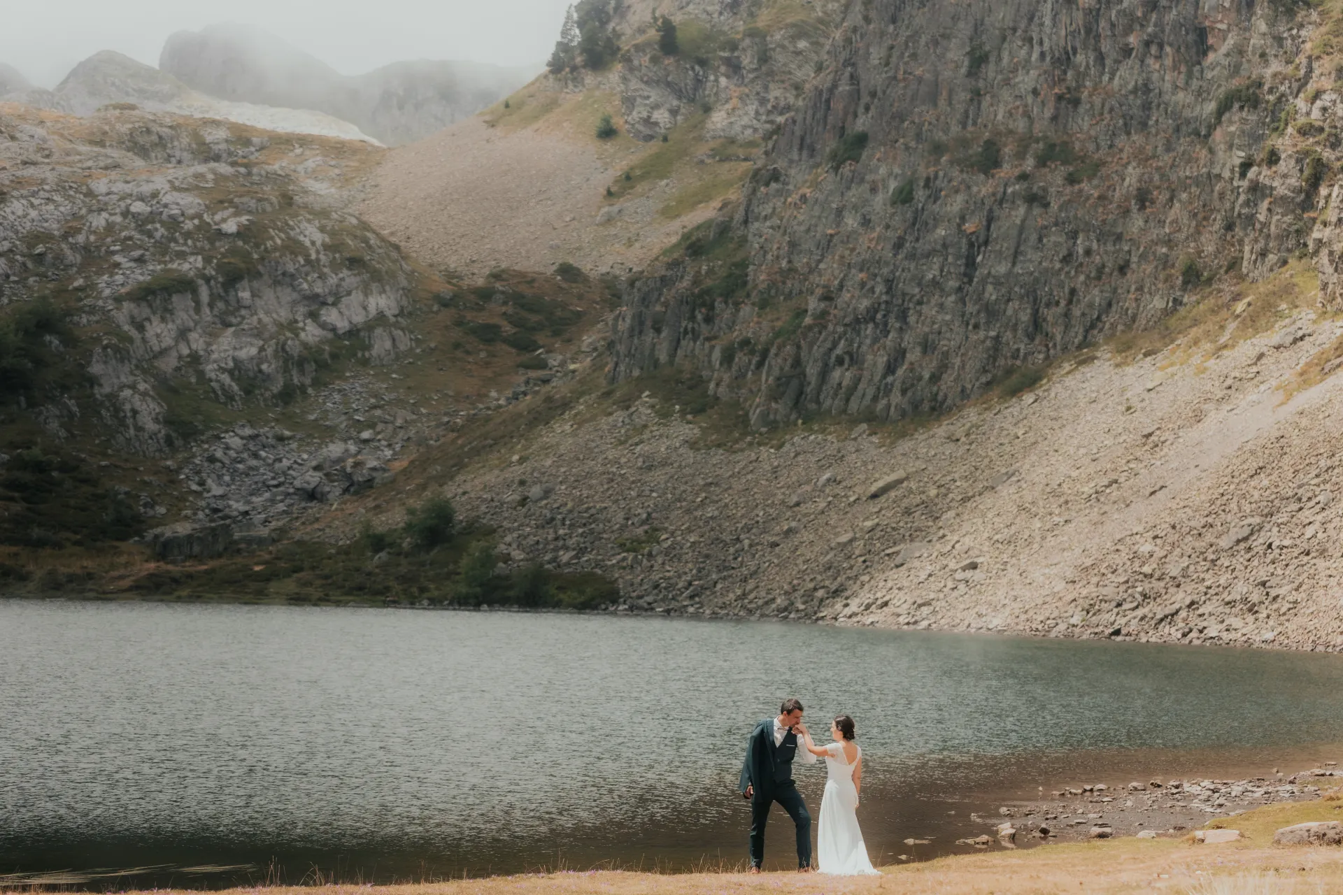 Couple de mariés au bord d’un lac des Lacs d’Ayous, séance Day After en montagne dans les Pyrénées-Atlantiques