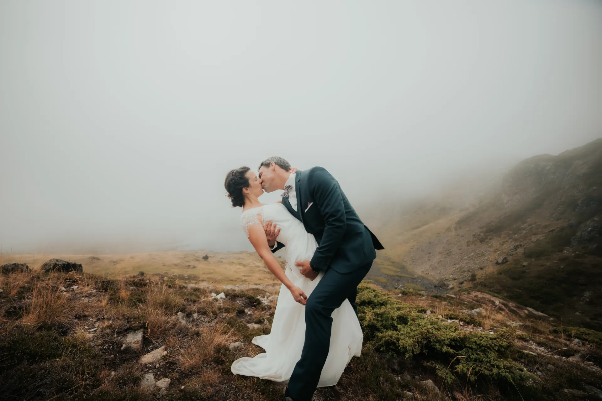 Couple de mariés s’embrassant en séance Day After aux lacs d’Ayous, en montagne dans les Pyrénées-Atlantiques