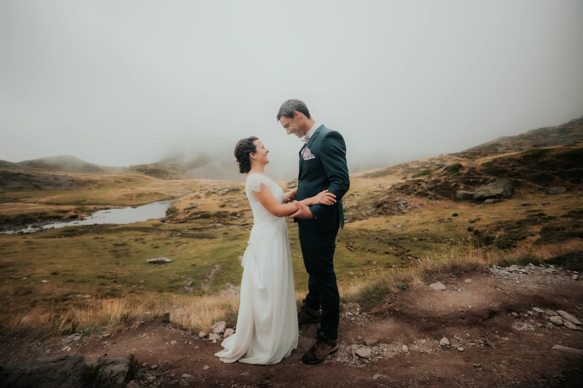 Couple de mariés en séance Day After aux lacs d’Ayous, dans les Pyrénées-Atlantiques, au cœur des montagnes brumeuses