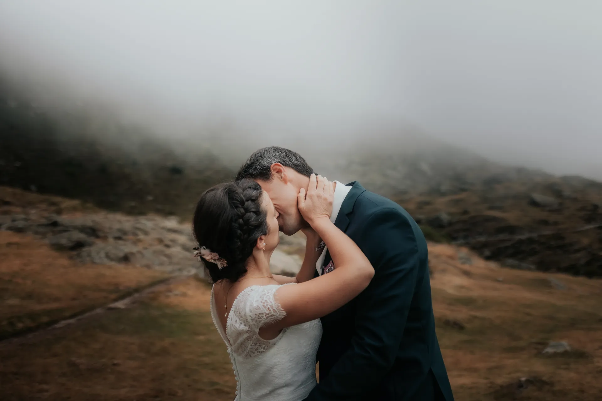 Couple de mariés s’embrassant aux Lacs d’Ayous, séance Day After en montagne dans les Pyrénées-Atlantiques