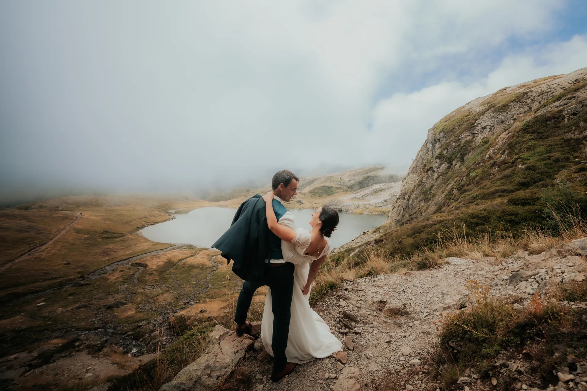 Couple de mariés en séance Day After aux lacs d’Ayous, en montagne dans les Pyrénées-Atlantiques