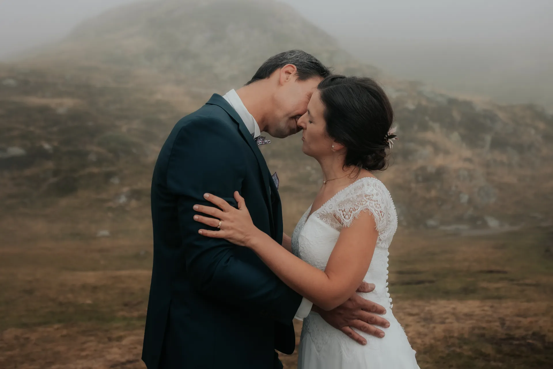 Couple de mariés enlacés aux Lacs d’Ayous, séance day after en montagne dans les Pyrénées-Atlantiques