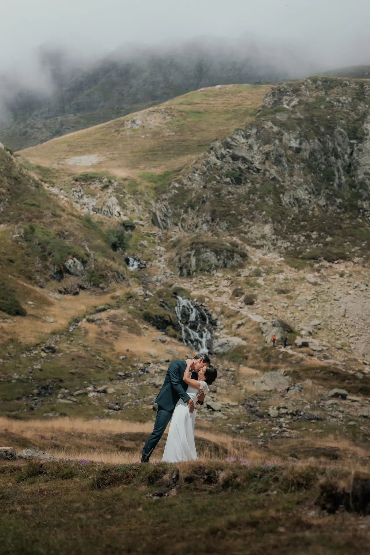 Couple de mariés s’embrassant aux Lacs d’Ayous, en montagne dans les Pyrénées-Atlantiques, lors d’une séance Day After