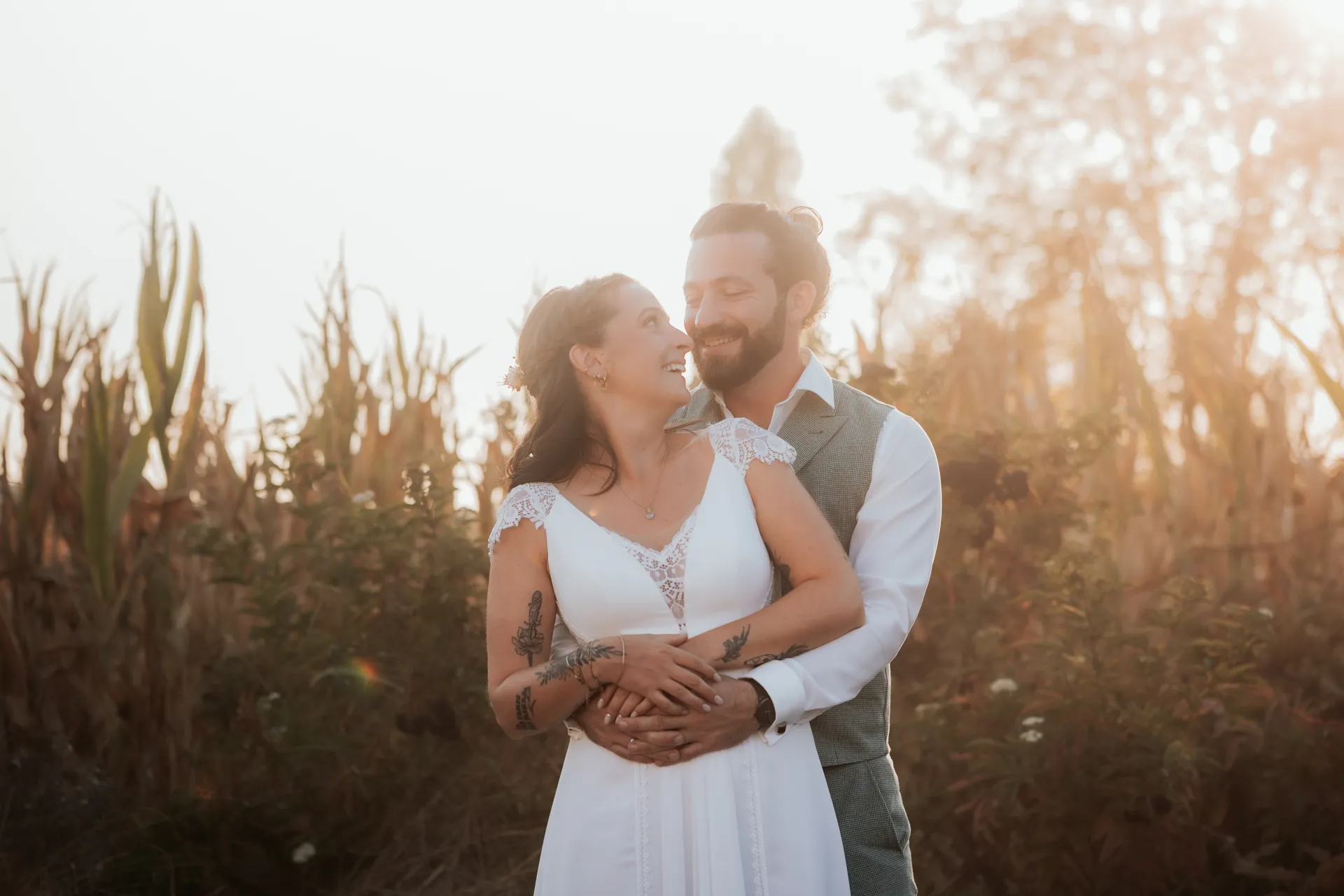 Mariés enlacés au coucher du soleil à la Villa des 7 Moulins à Lescar, cadre idéal pour des photos de mariage lumineuses