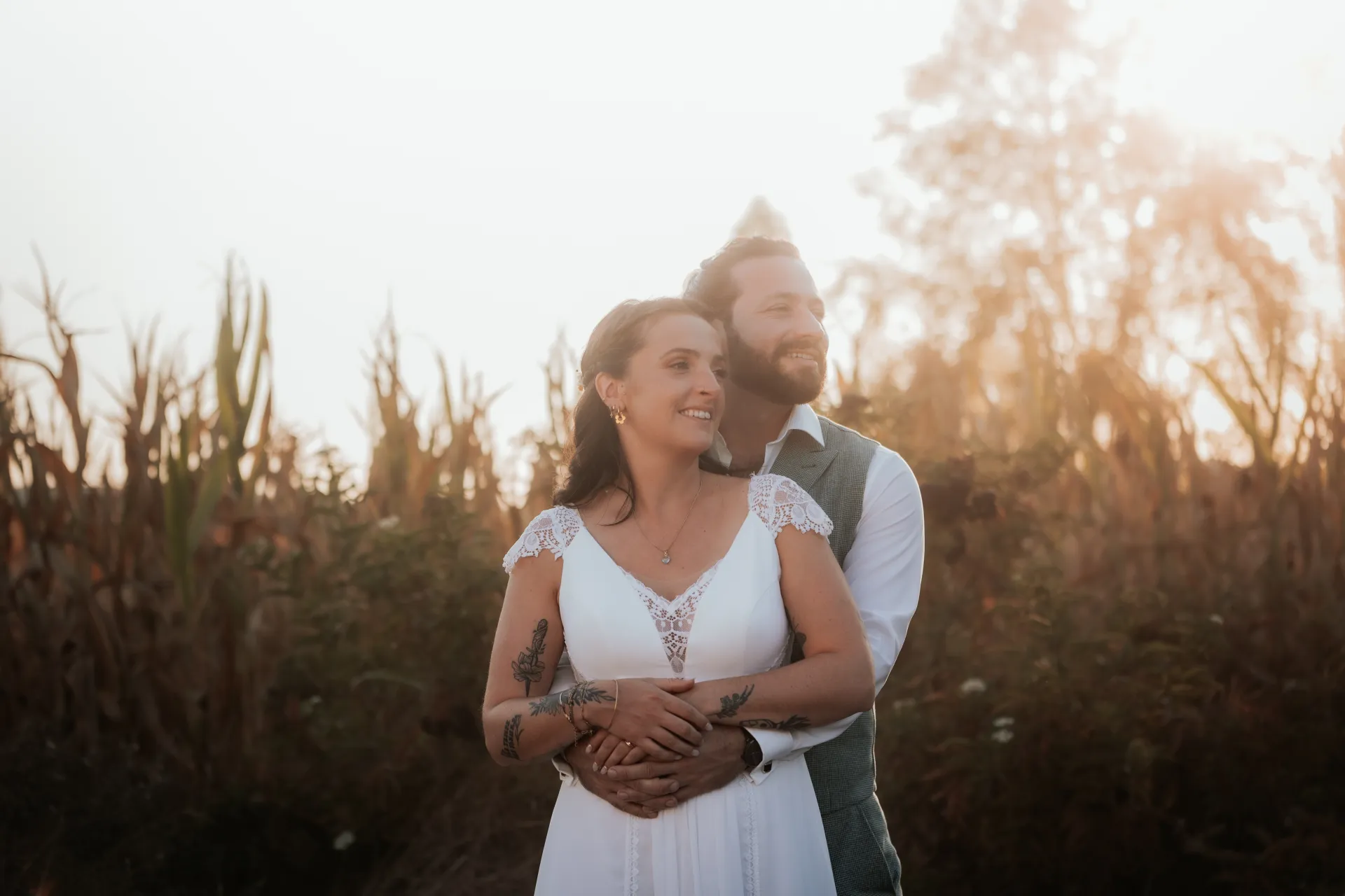 Mariés enlacés au coucher du soleil à la Villa des 7 Moulins à Lescar, cadre romantique pour photos de mariage