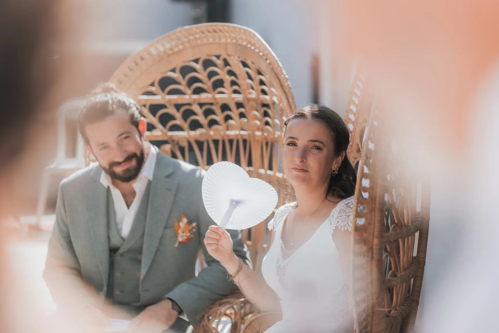 Mariés assis sur fauteuils en rotin à la Villa des 7 Moulins à Lescar, dans un décor lumineux idéal pour des photos de mariage