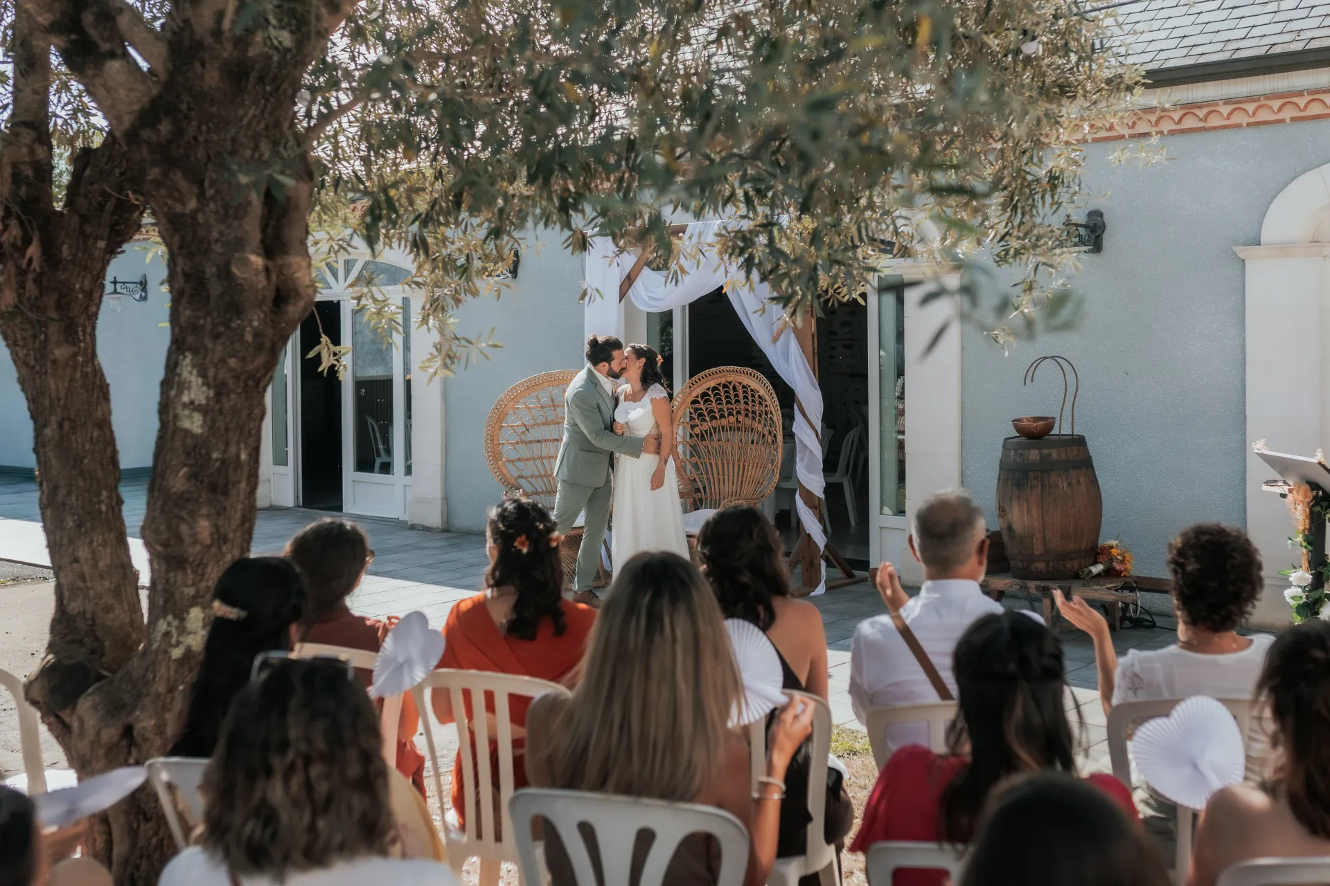 Cérémonie de mariage à la Villa des 7 Moulins à Lescar, dans un espace lumineux idéal pour de belles photos de couple