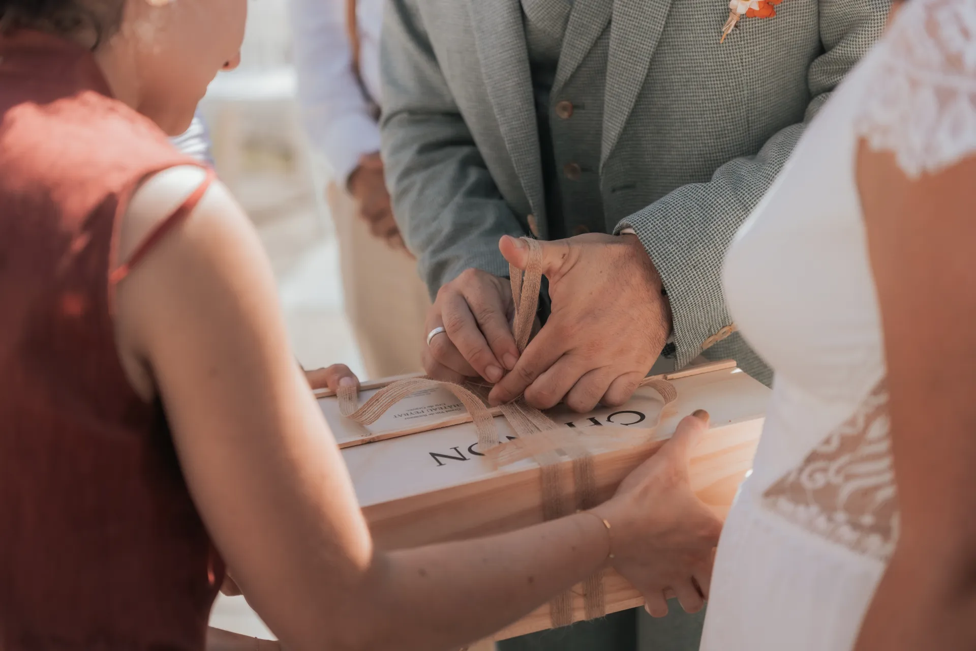 Mariés ouvrant une caisse en bois lors d’un mariage à la Villa des 7 Moulins à Lescar, dans une ambiance élégante et lumineuse