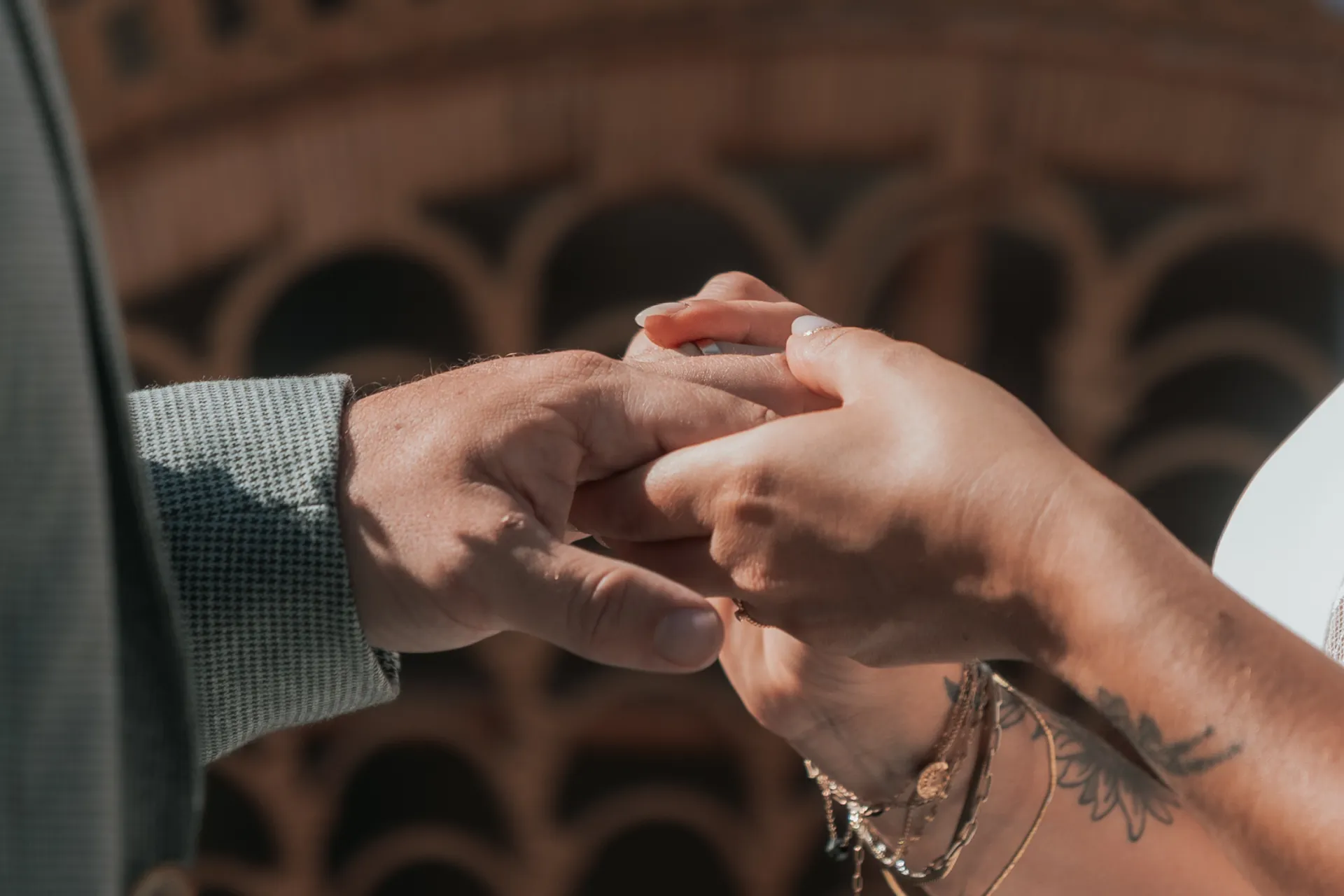 Échange des alliances lors d’un mariage à la Villa des 7 Moulins à Lescar, dans un cadre élégant et lumineux