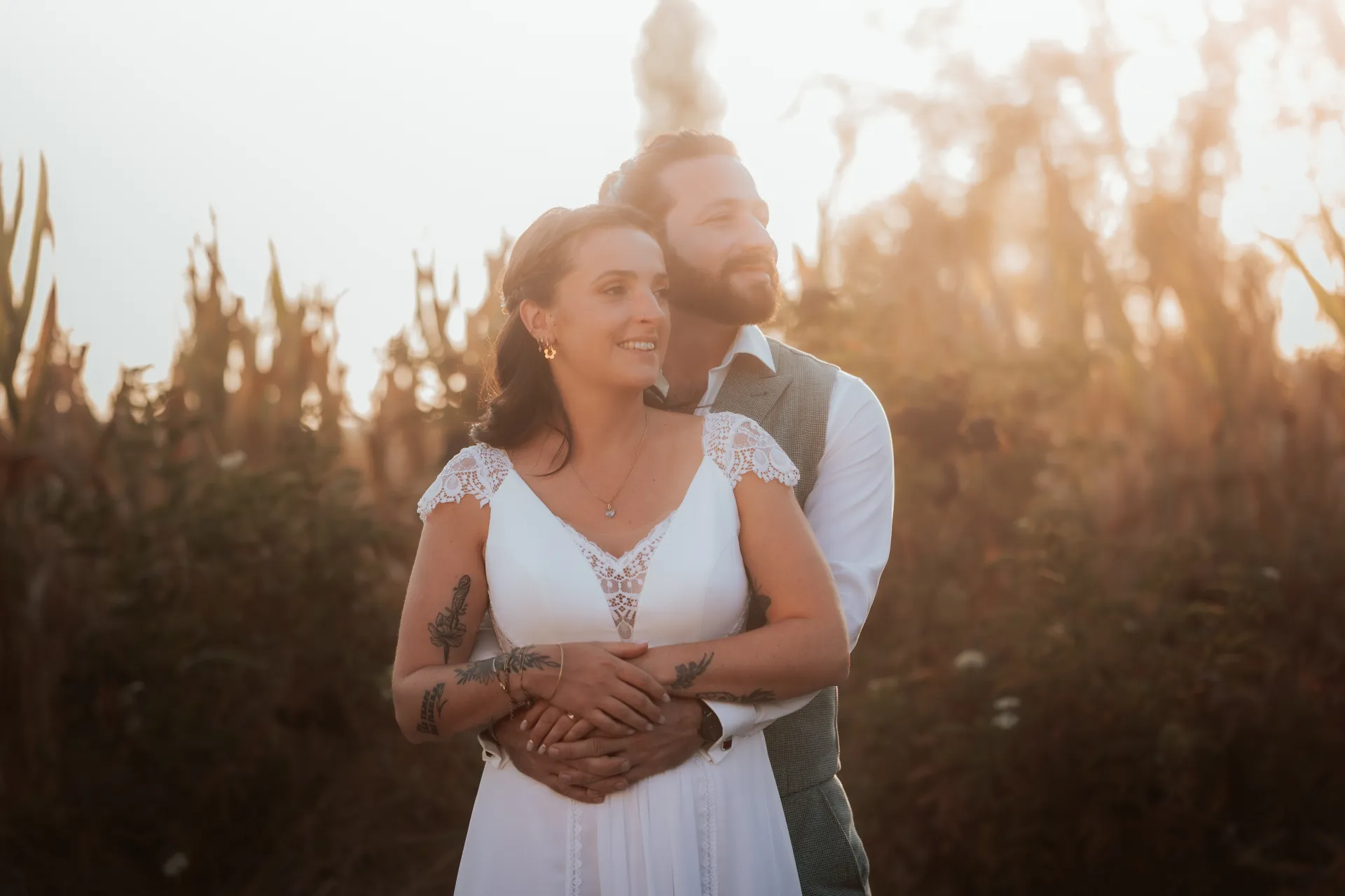 Couple de mariés enlacés au coucher du soleil à la Villa des 7 Moulins à Lescar, cadre idéal pour des photos de mariage