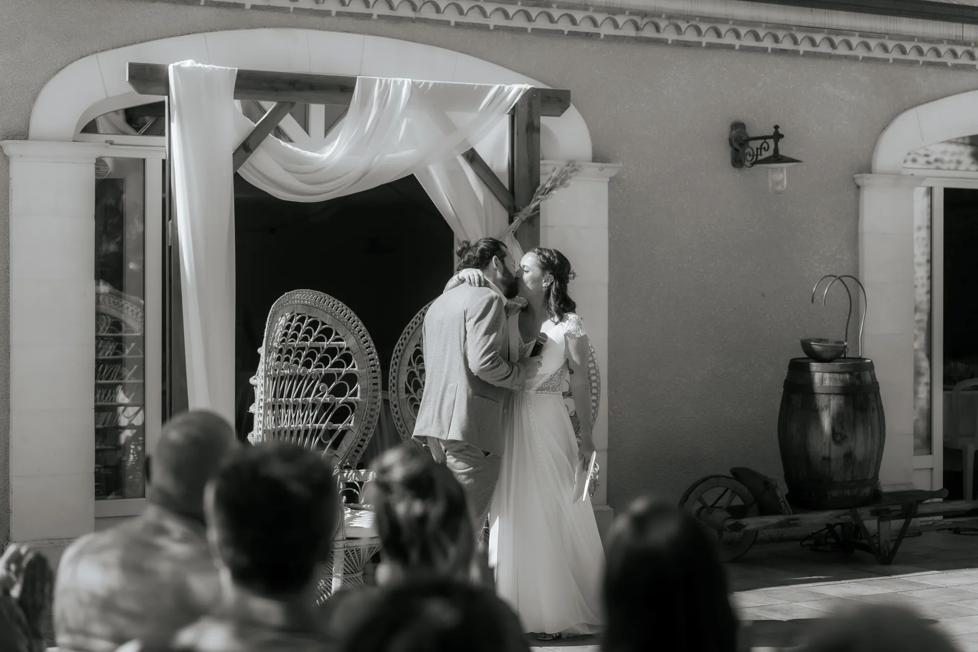 Mariés s’embrassant à la Villa des 7 Moulins à Lescar, devant une cérémonie laïque lumineuse et élégante