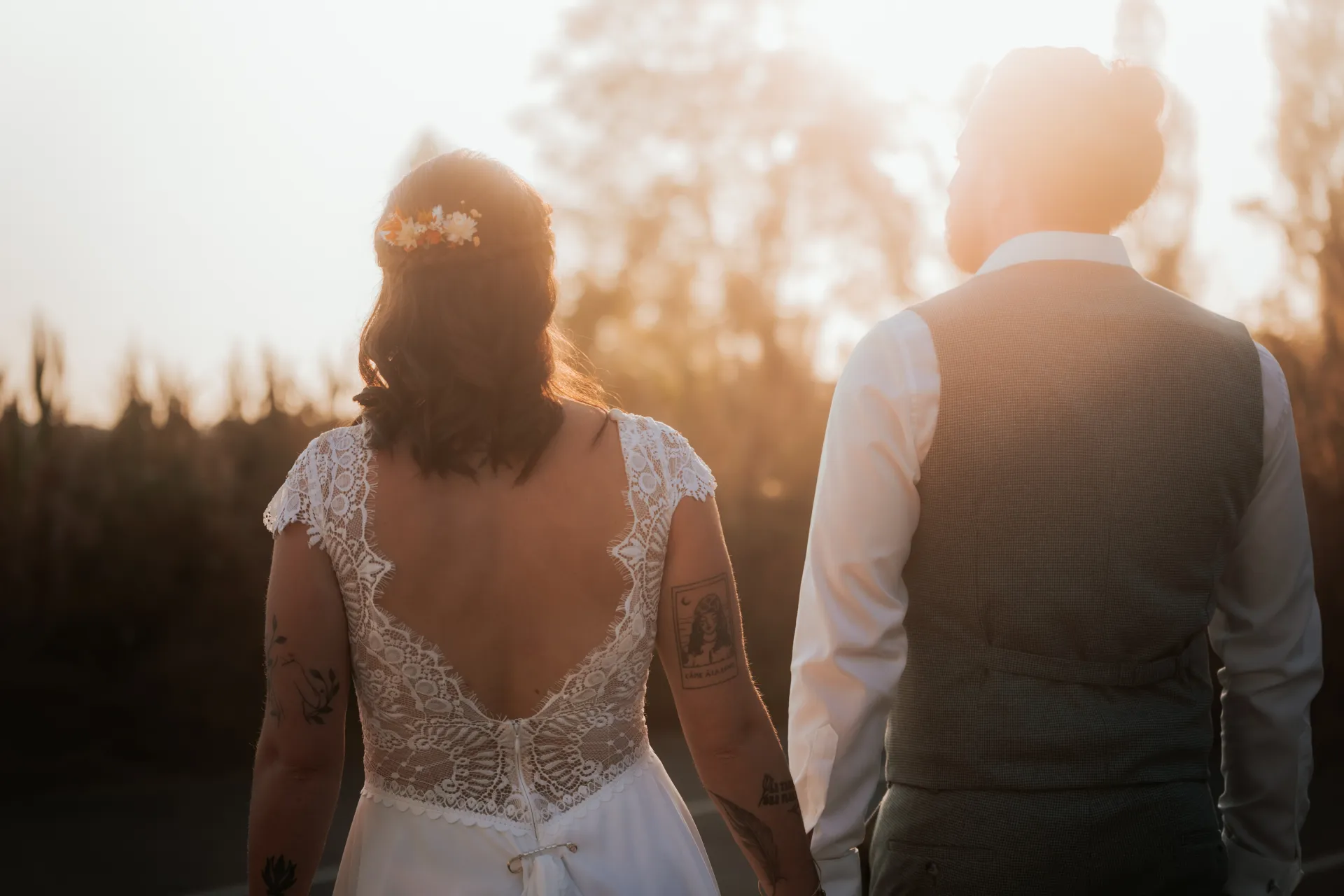 Mariés de dos au coucher du soleil à la Villa des 7 Moulins à Lescar, cadre romantique pour photos de mariage