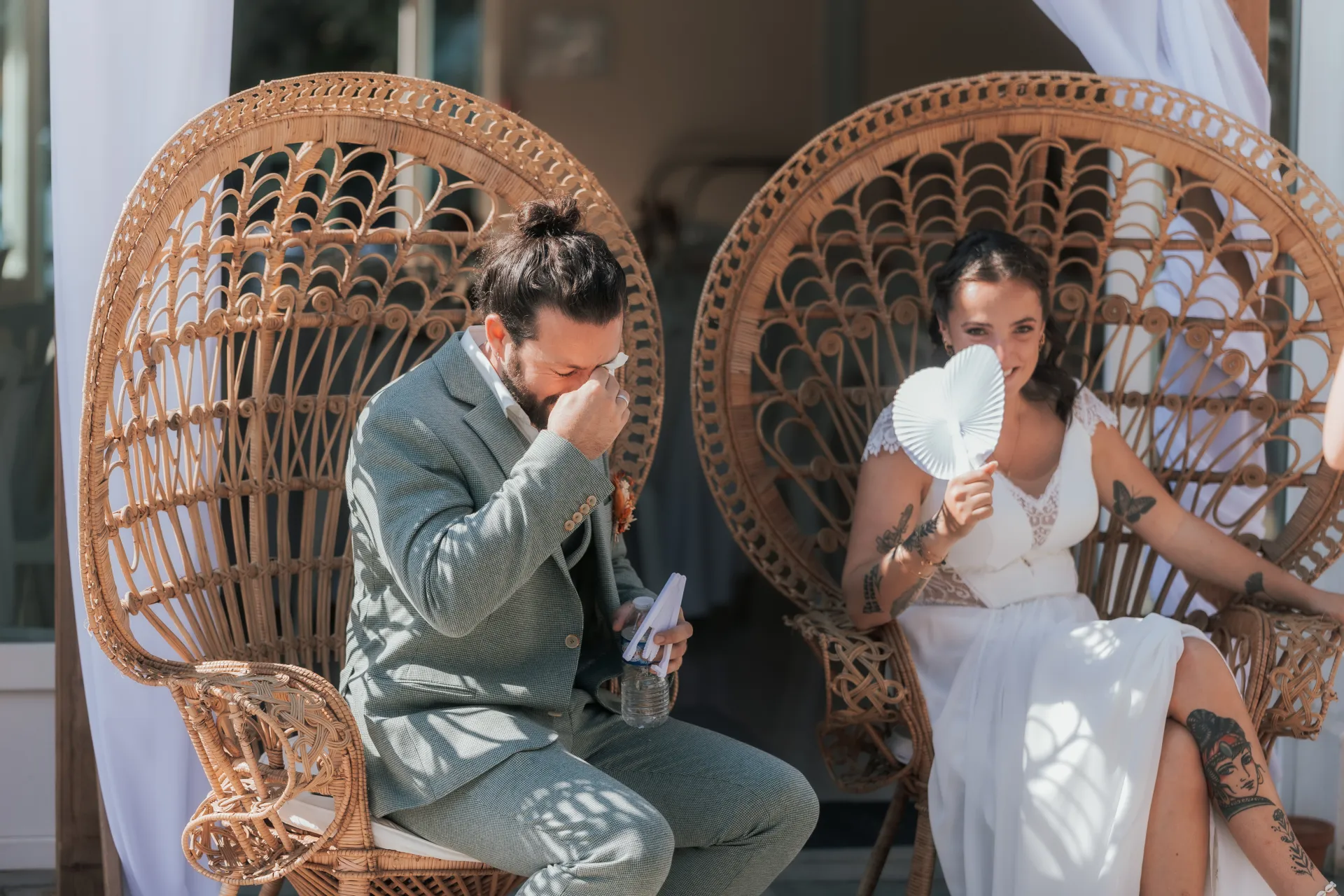 Mariés assis sur fauteuils en rotin à la Villa des 7 Moulins à Lescar, décor lumineux idéal pour photos de mariage