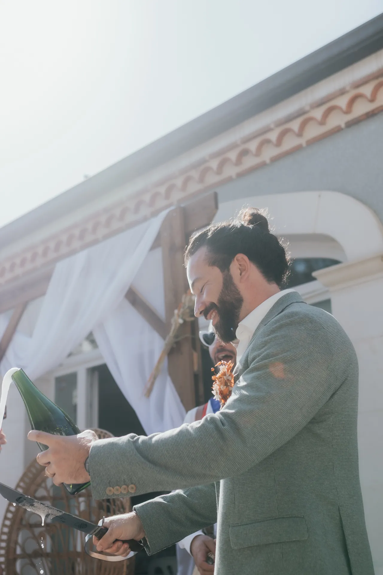 Marié sabrant le champagne à la Villa des 7 Moulins à Lescar, lieu de mariage lumineux idéal pour de belles photos